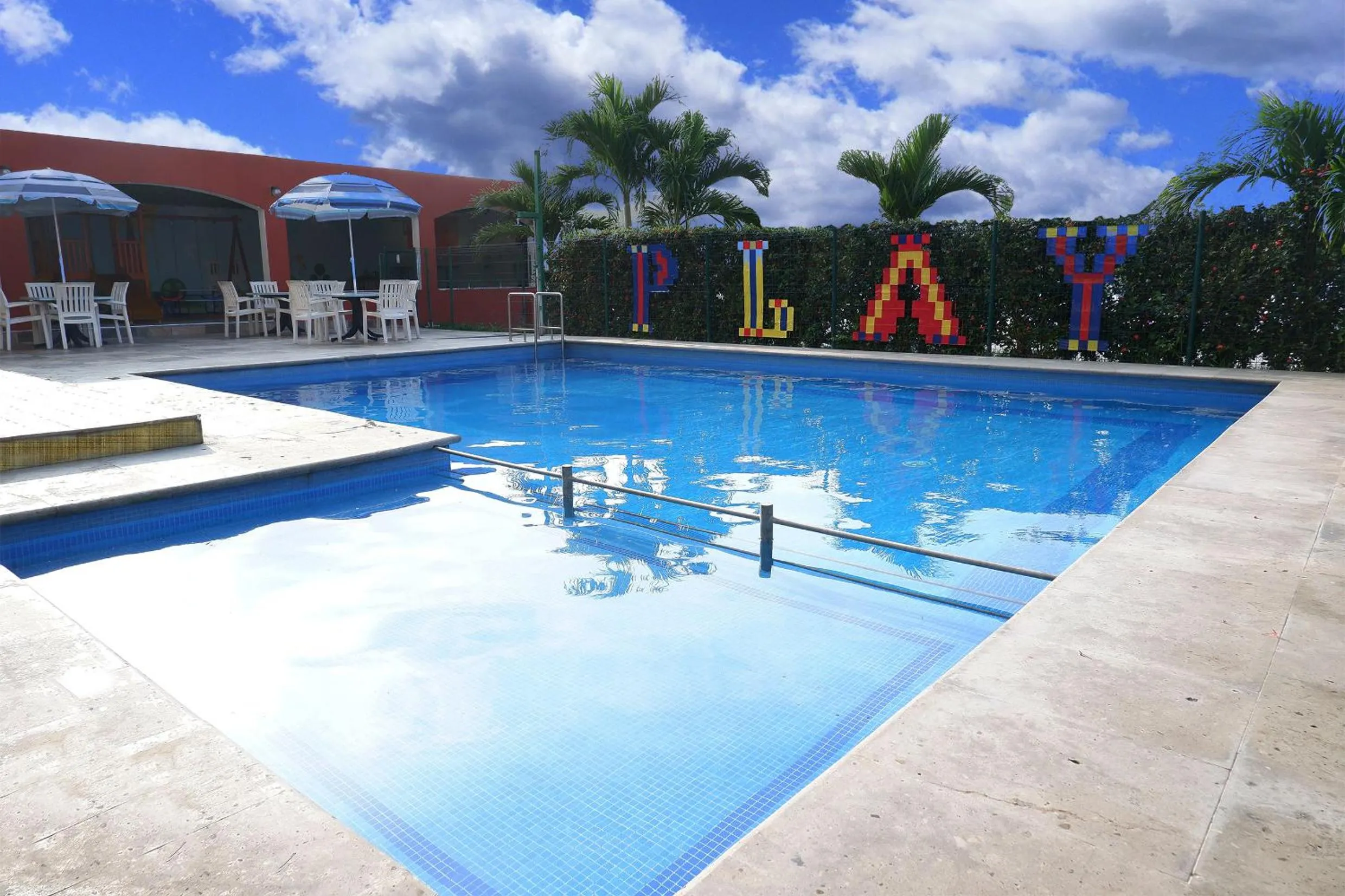 Swimming pool in Paris FC Express