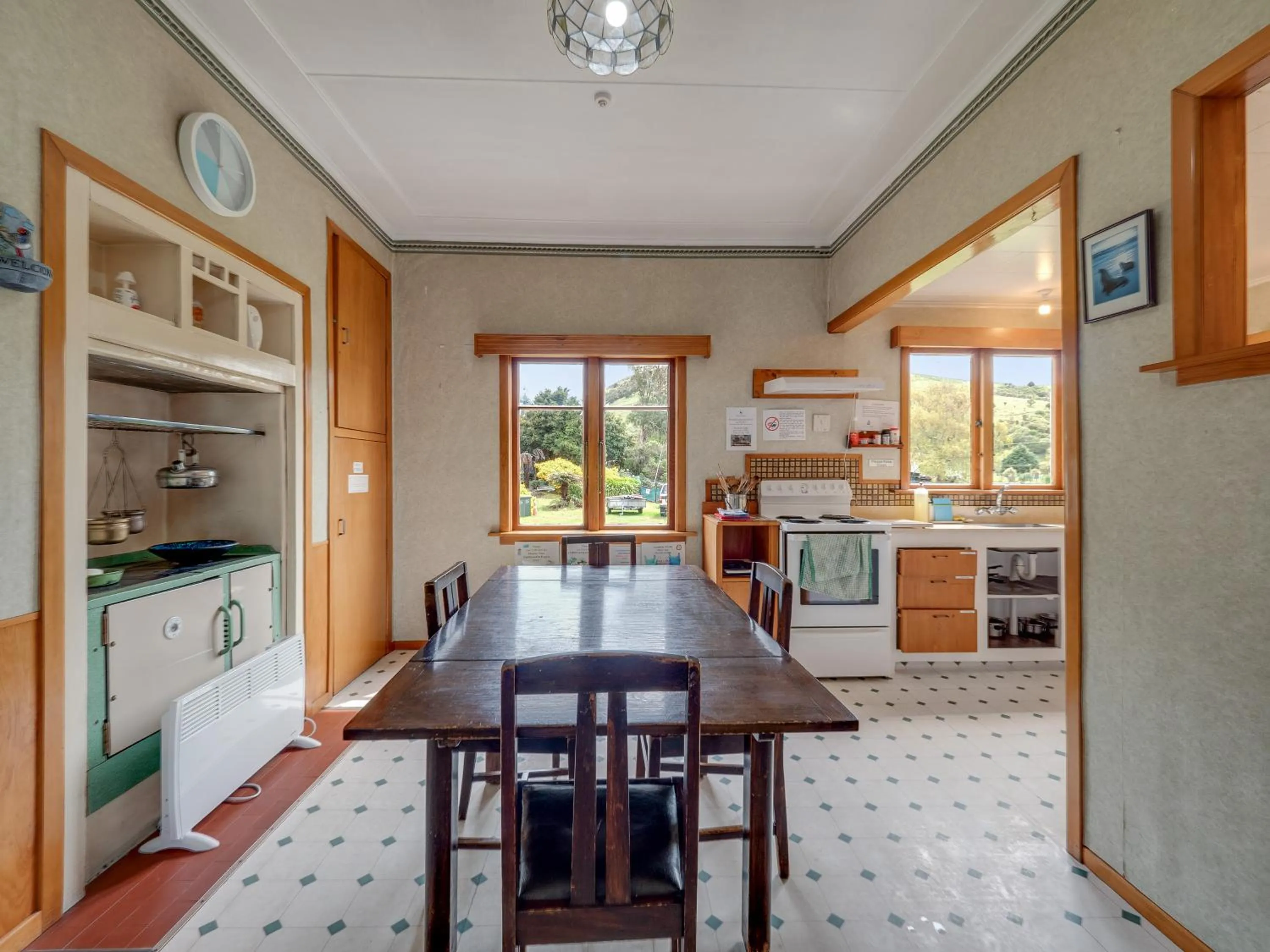 Kitchen or kitchenette in Surat Bay Lodge, Motel and Backpackers