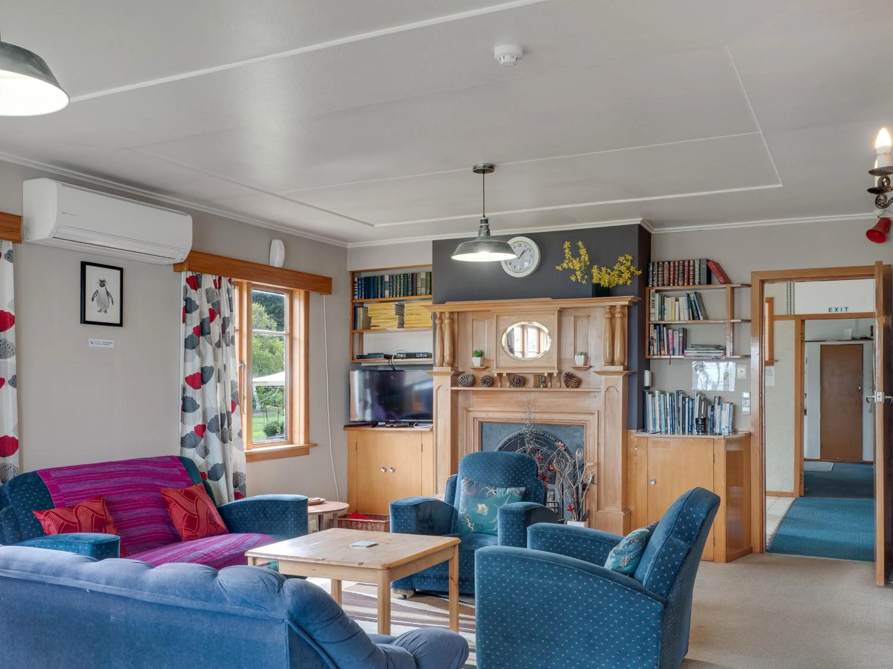 Living room in Surat Bay Lodge, Motel and Backpackers