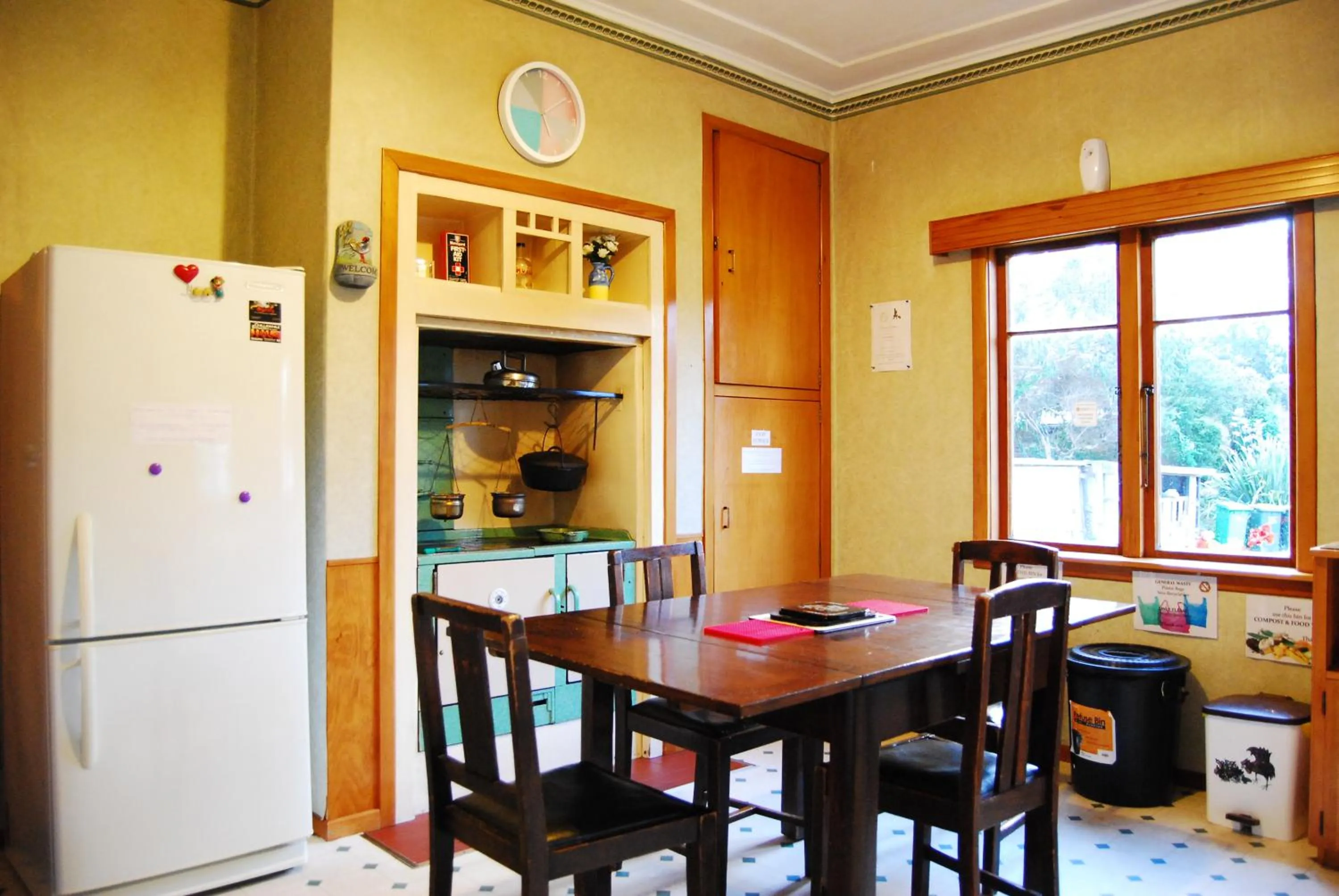 Dining area in Surat Bay Lodge, Motel and Backpackers