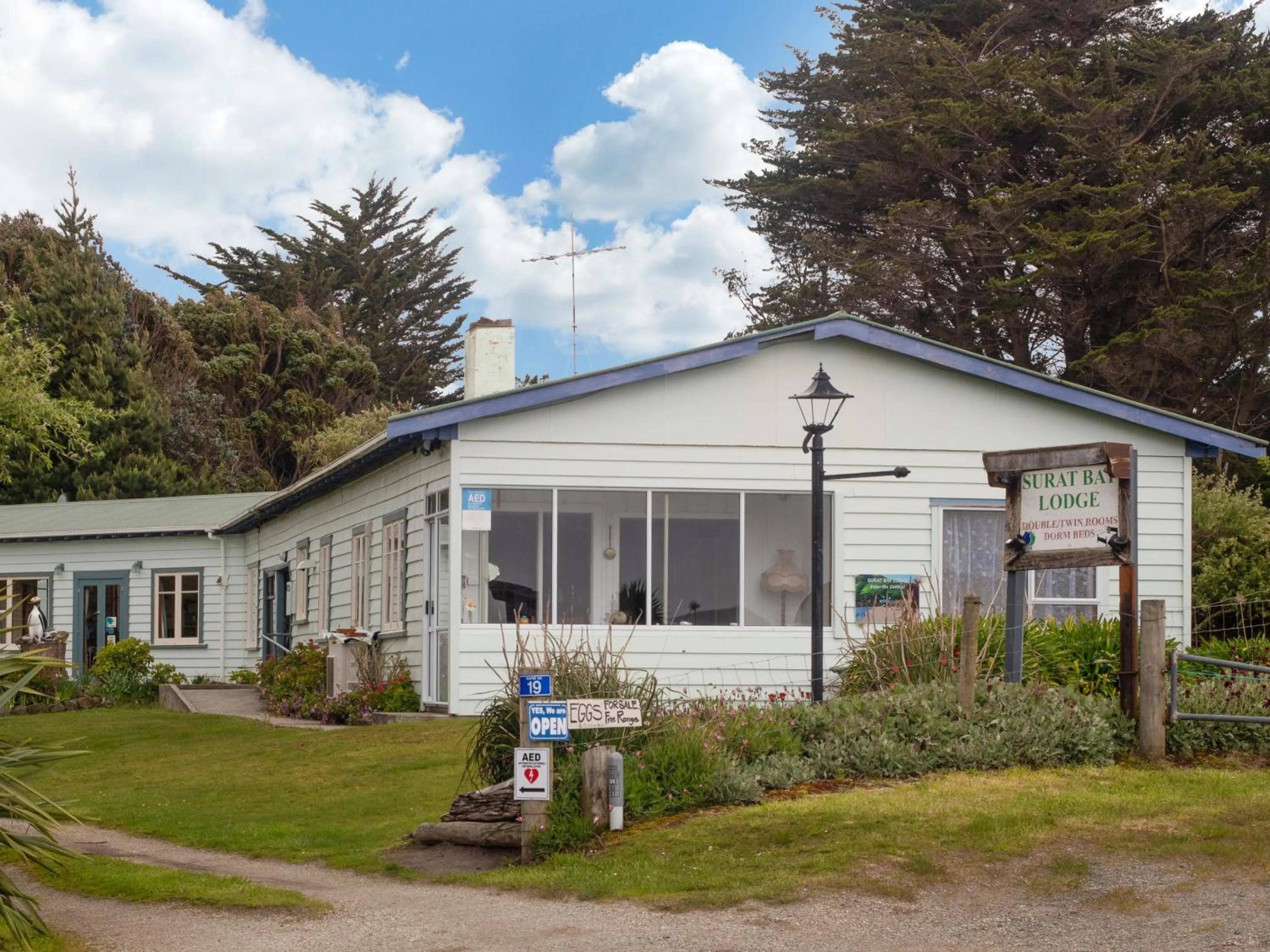 Property building in Surat Bay Lodge, Motel and Backpackers