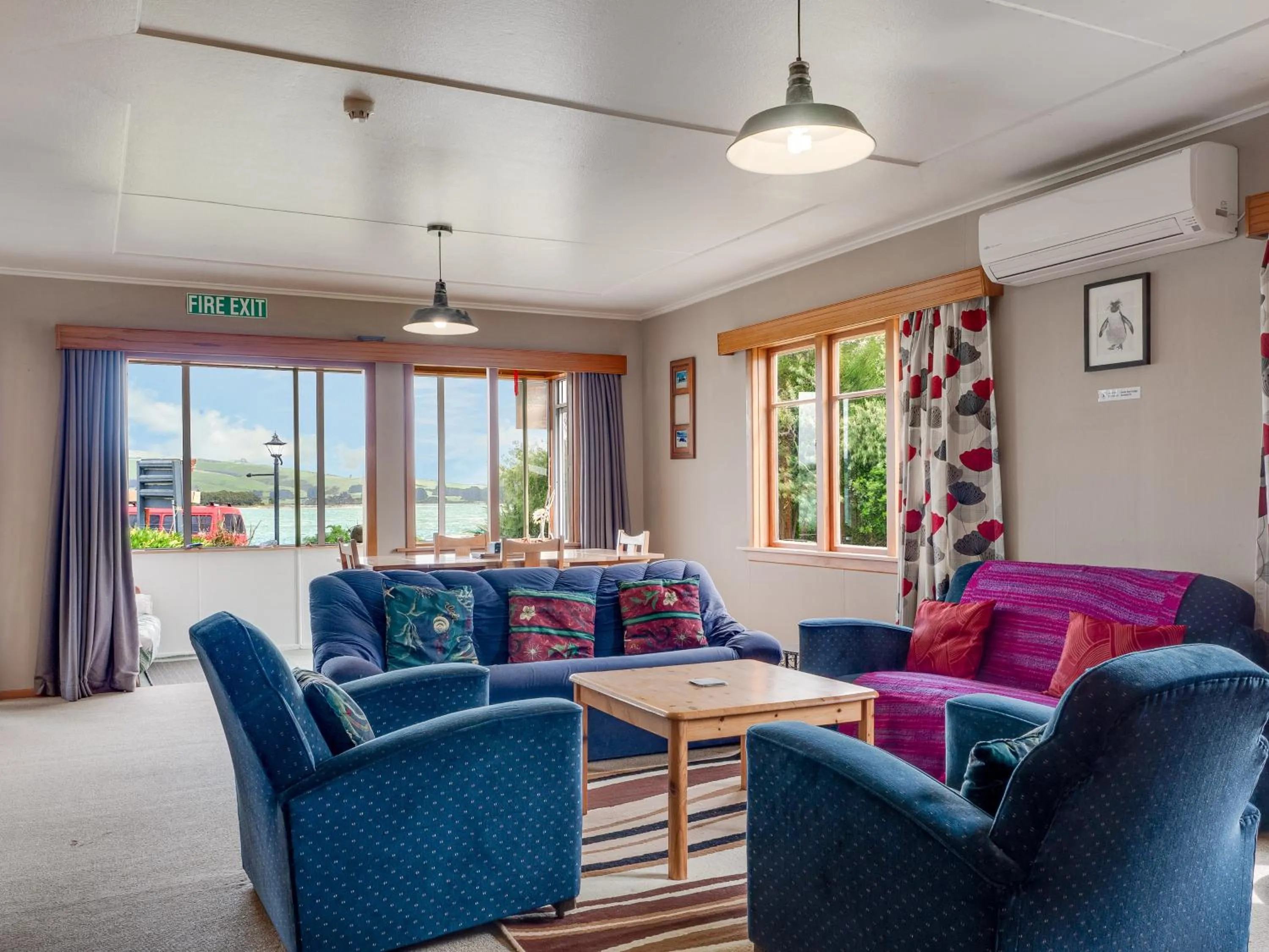 Living room in Surat Bay Lodge, Motel and Backpackers