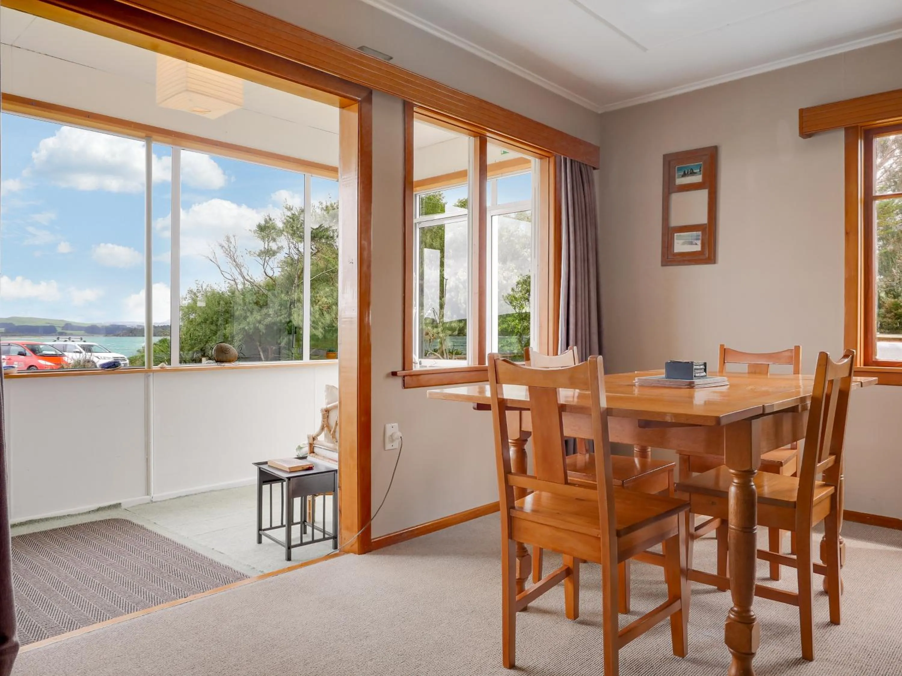 Dining area in Surat Bay Lodge, Motel and Backpackers