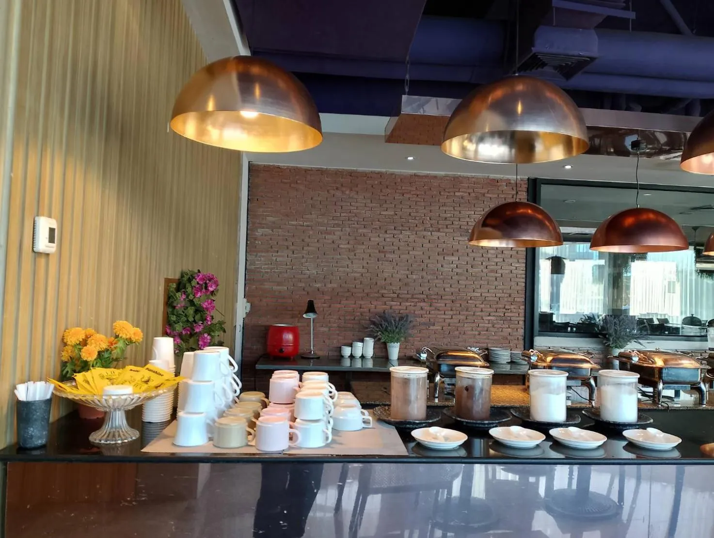 Restaurant/places to eat in CBD 2 Hotel