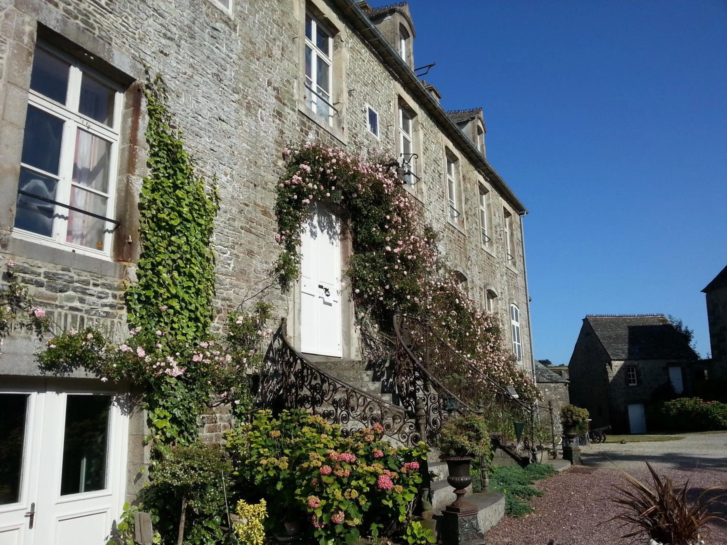Facade/entrance in Les Chambres du Château du Rozel