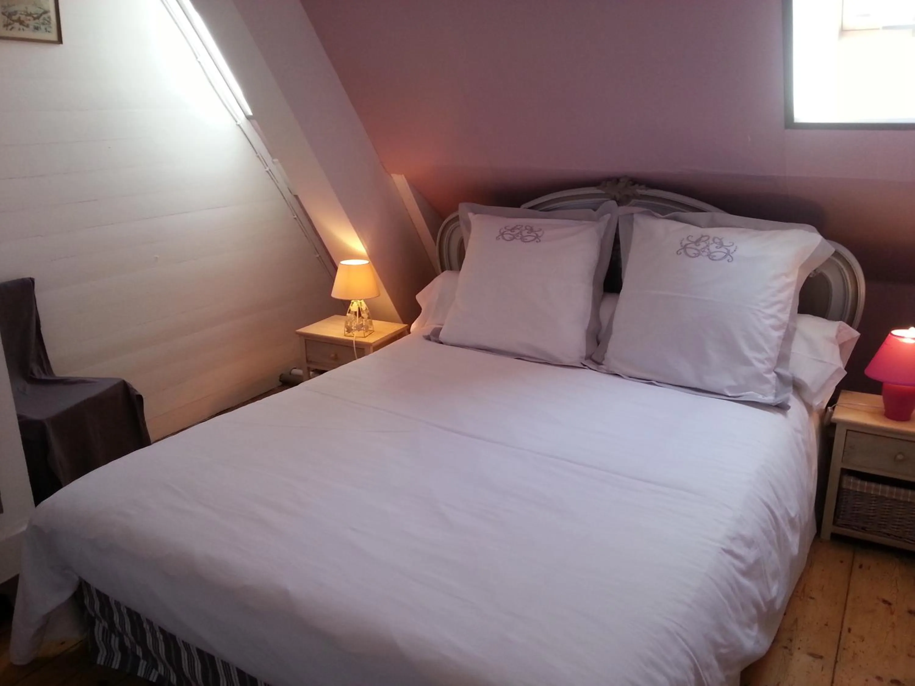 Bedroom, Bed in Les Chambres du Château du Rozel