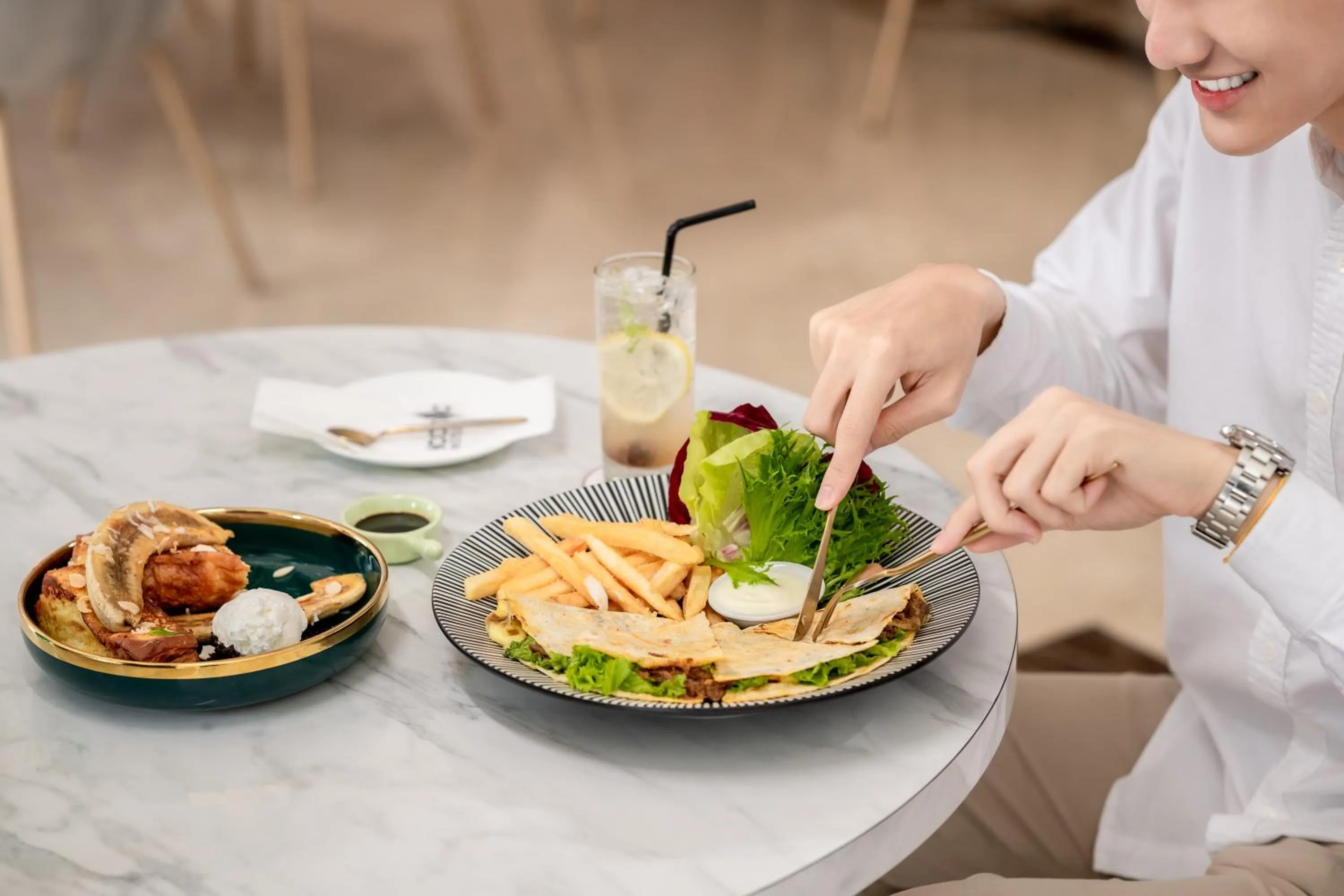 Food and drinks in Iconic Hotel