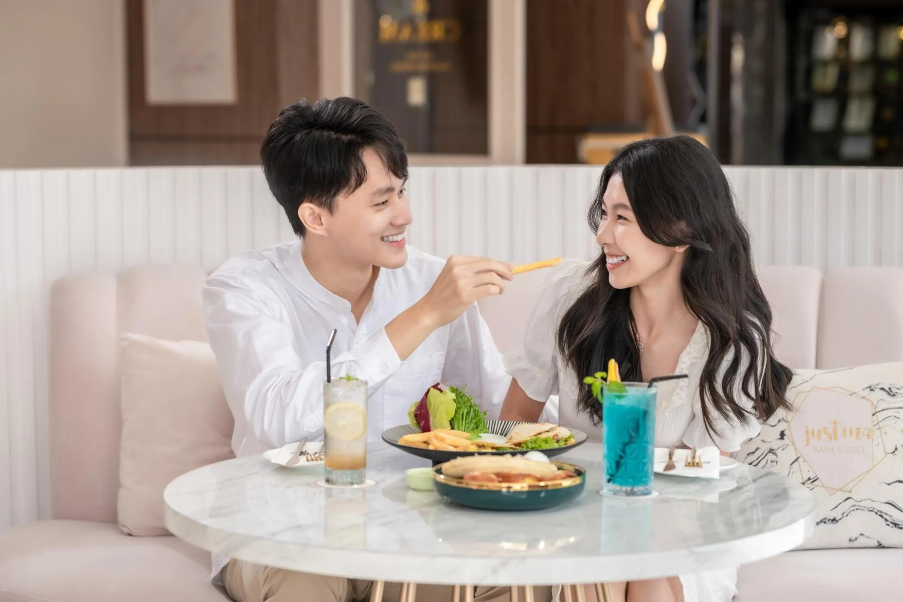 Food and drinks in Iconic Hotel