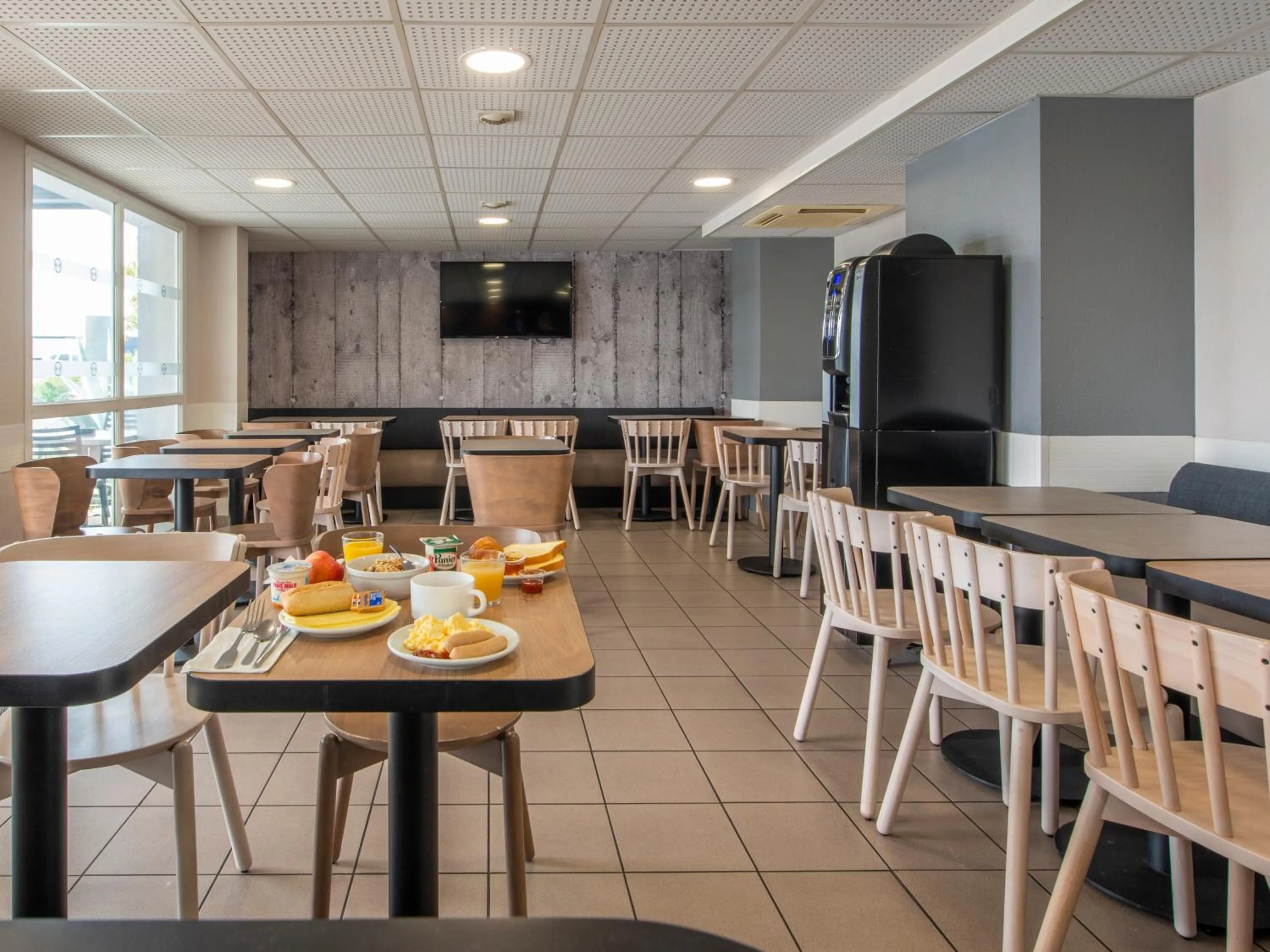 Restaurant/places to eat in B&B HOTEL Cholet Nord