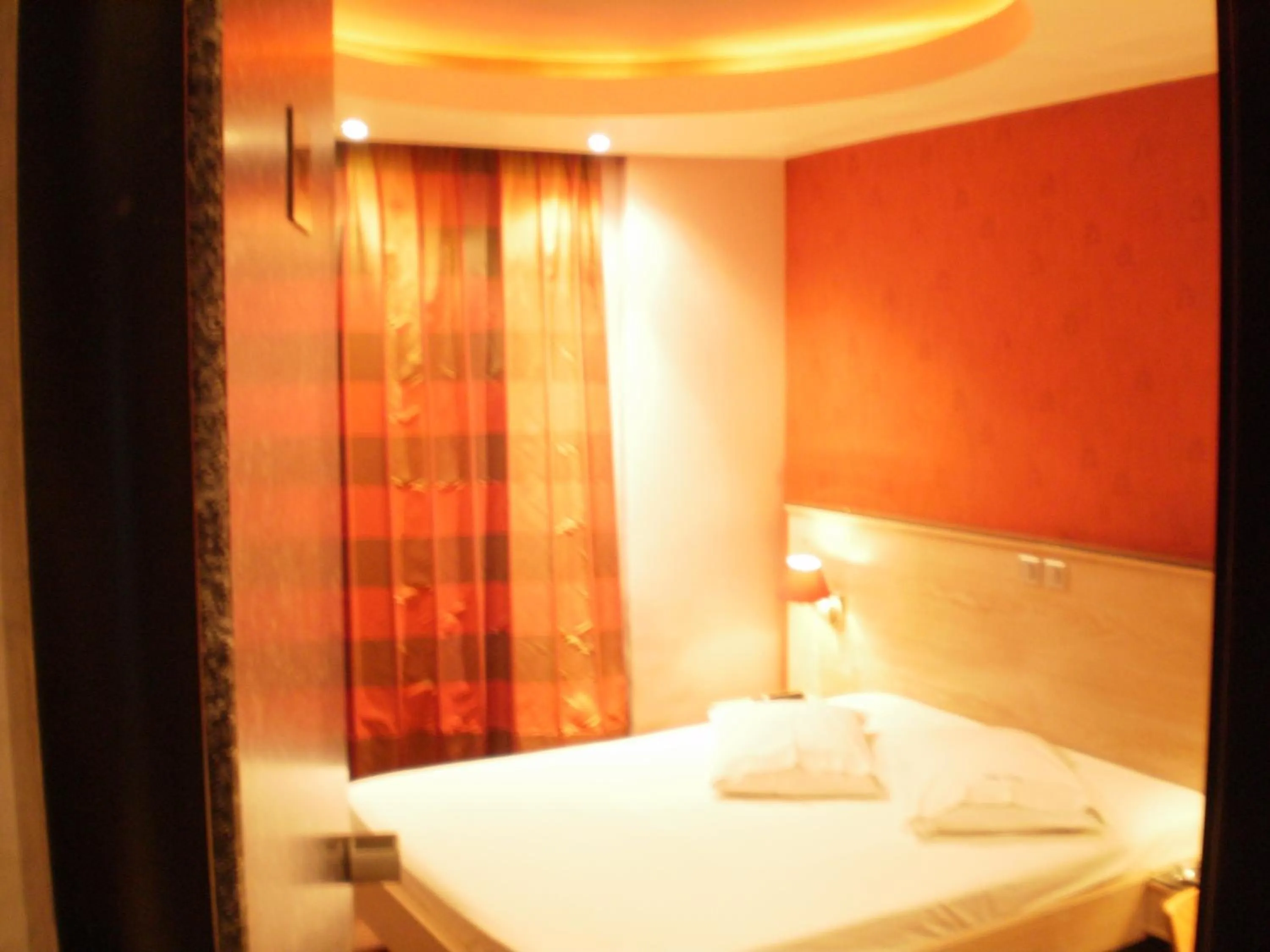 Photo of the whole room, Bed in Hotel Niki Piraeus