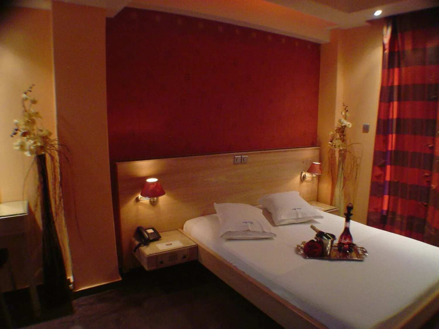 Bed in Hotel Niki Piraeus