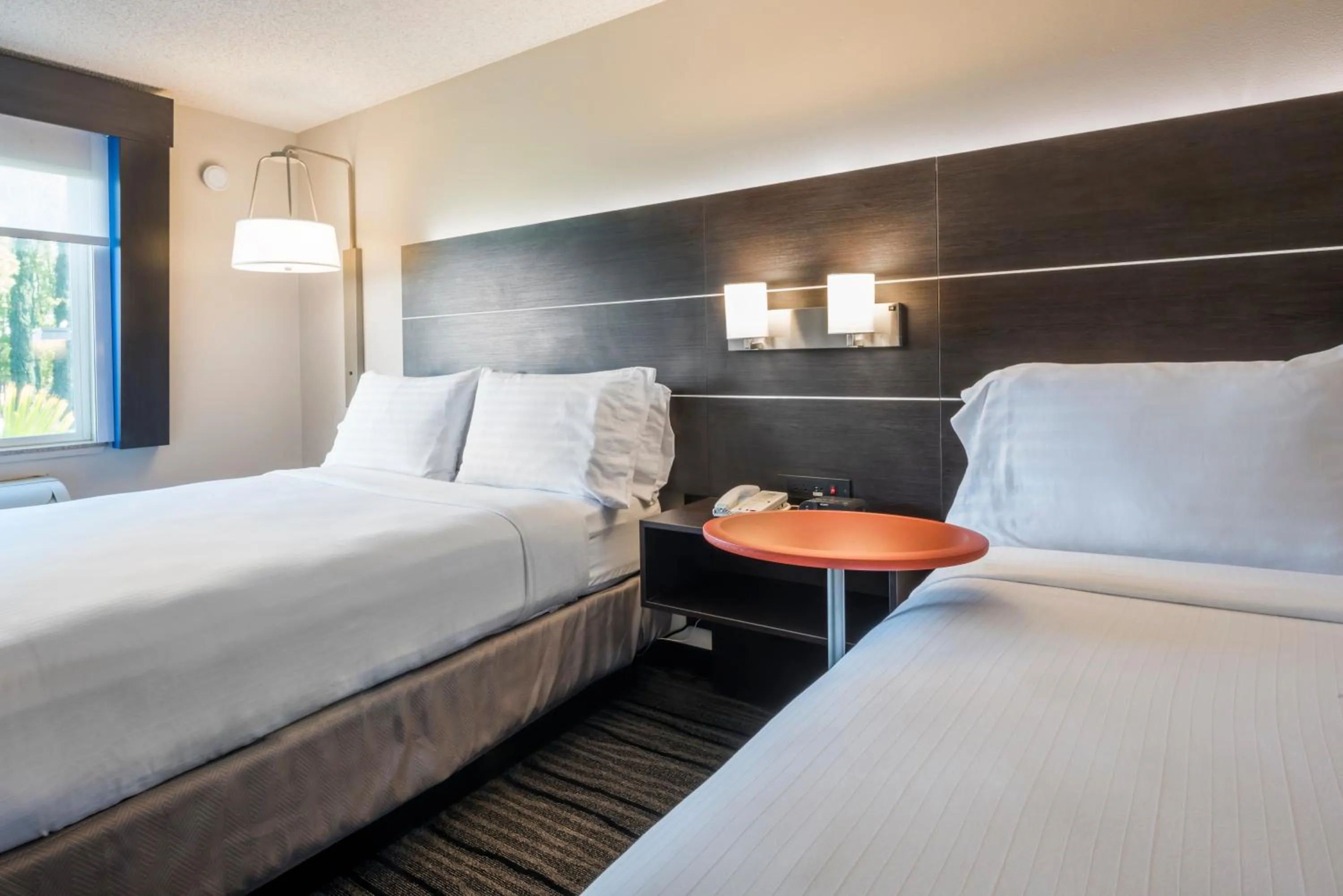 Bed in Holiday Inn Express Hotel & Suites Livermore by IHG