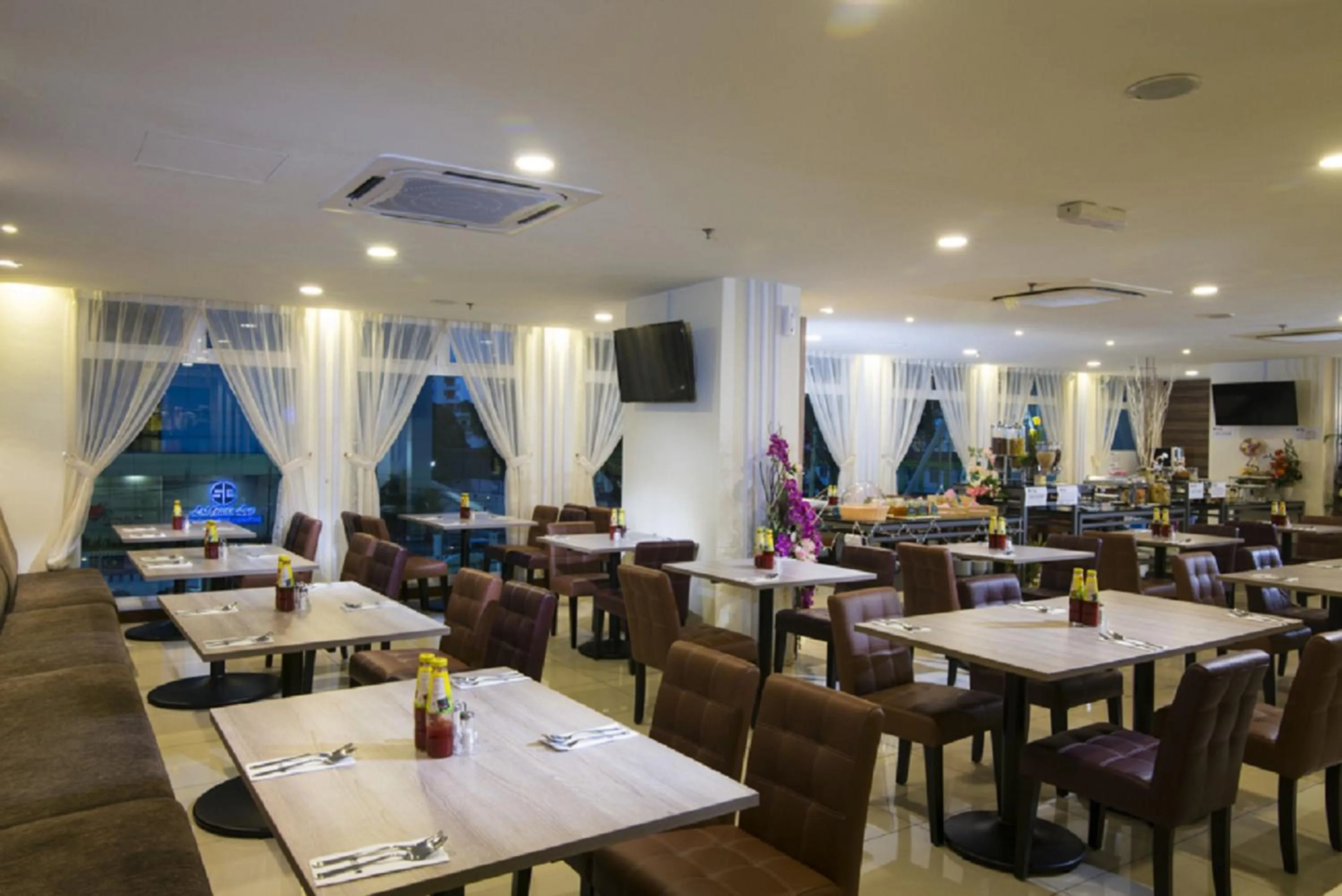 Restaurant/places to eat in One Pacific Hotel and Serviced Apartments