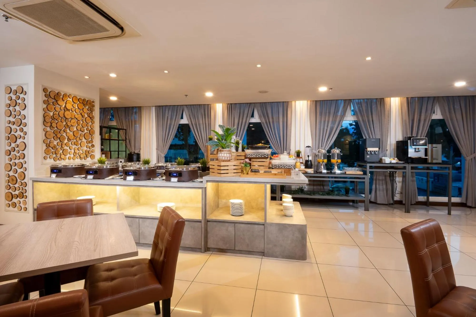 Restaurant/places to eat in One Pacific Hotel and Serviced Apartments