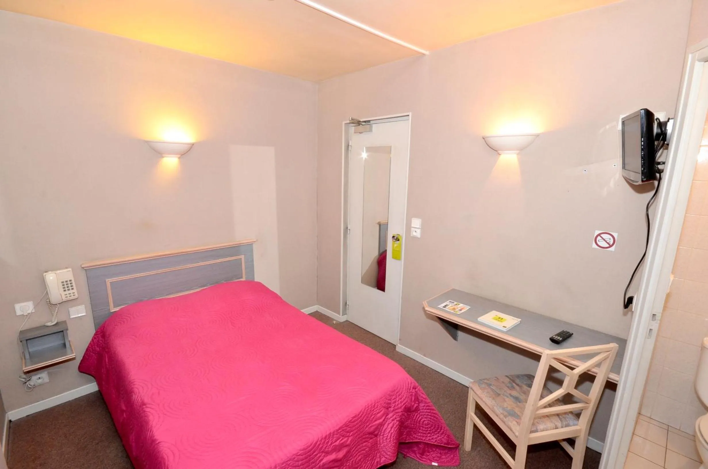 Bedroom, Bed in Hôtel de l'Ours