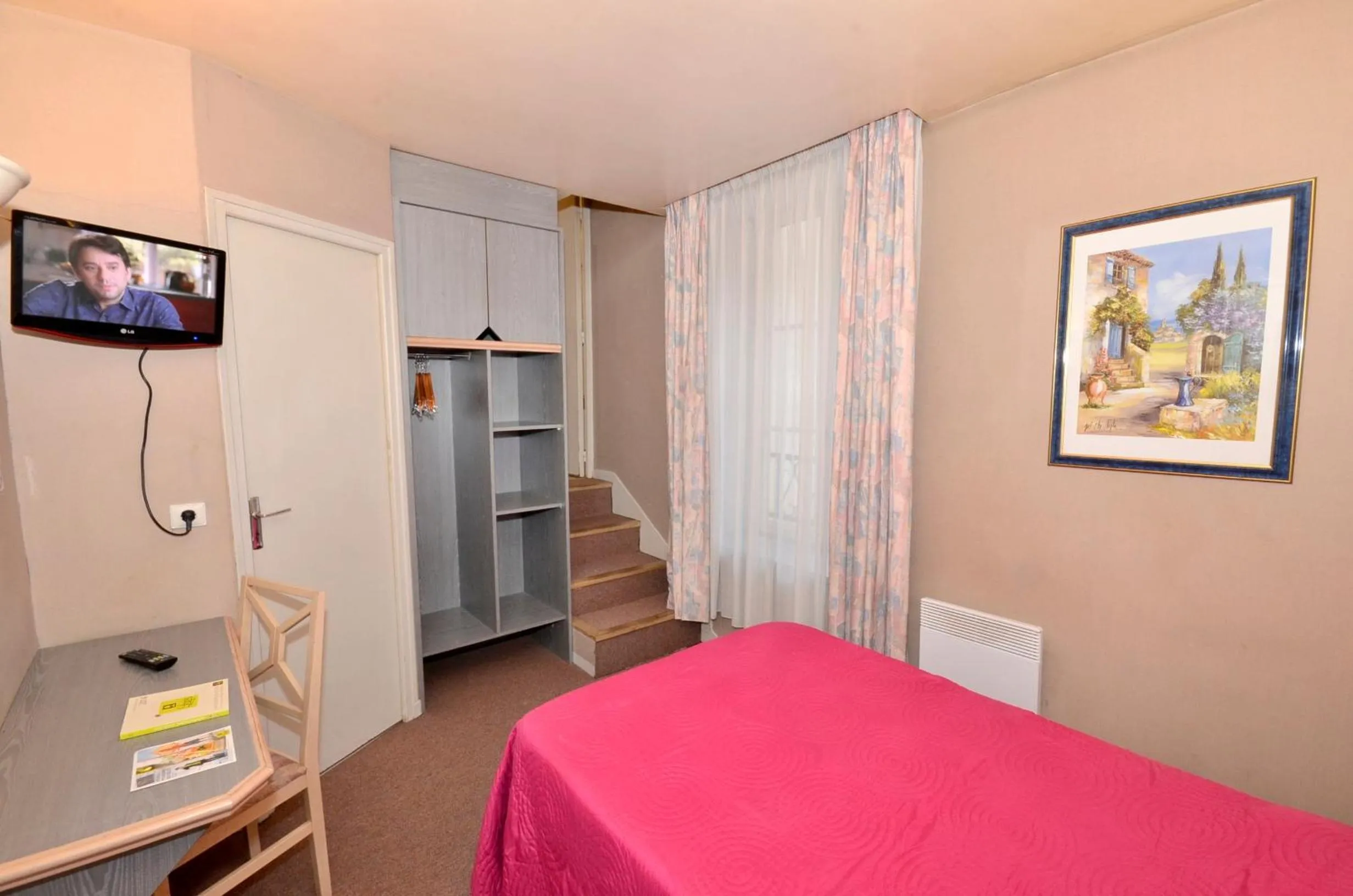 Photo of the whole room, Bed in Hôtel de l'Ours