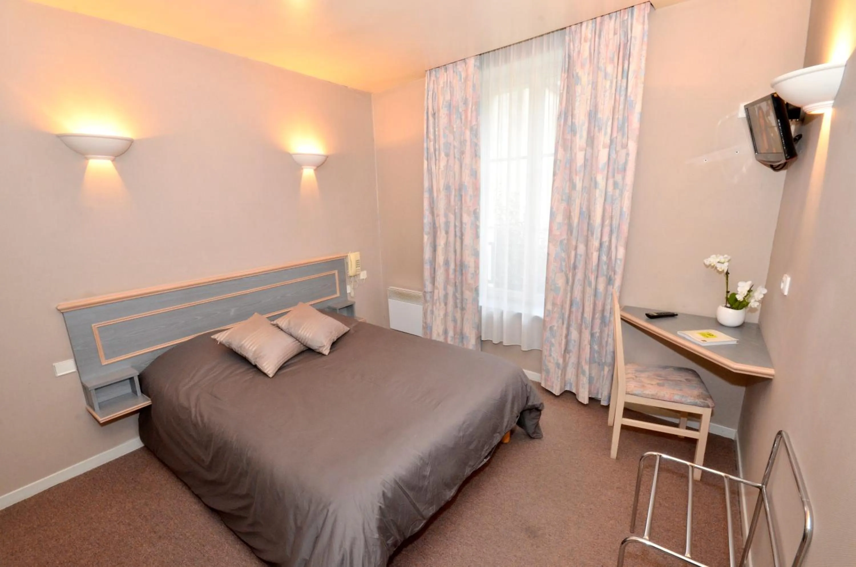 Photo of the whole room, Bed in Hôtel de l'Ours