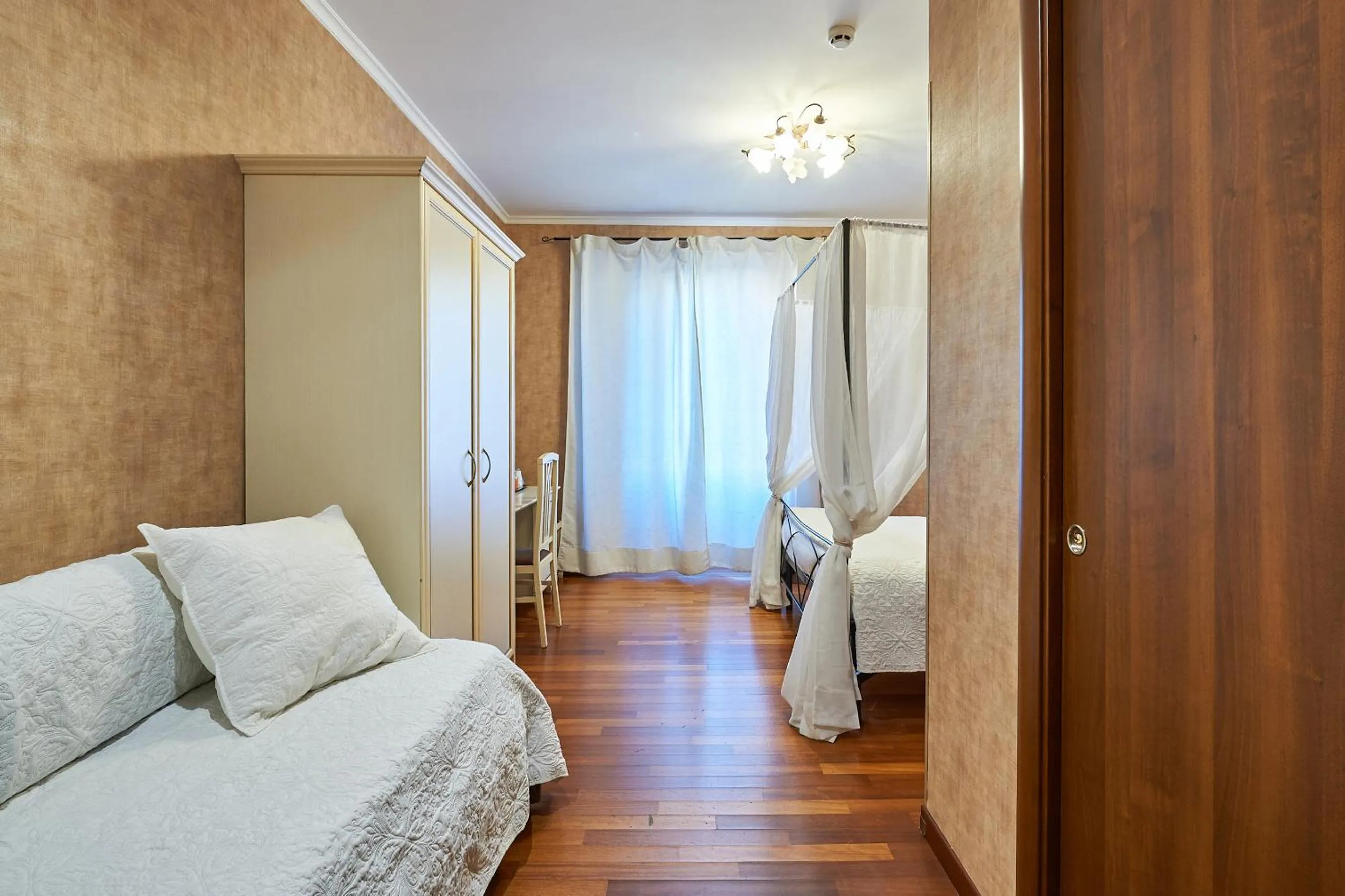 Photo of the whole room, Bed in Le Suite Downtown