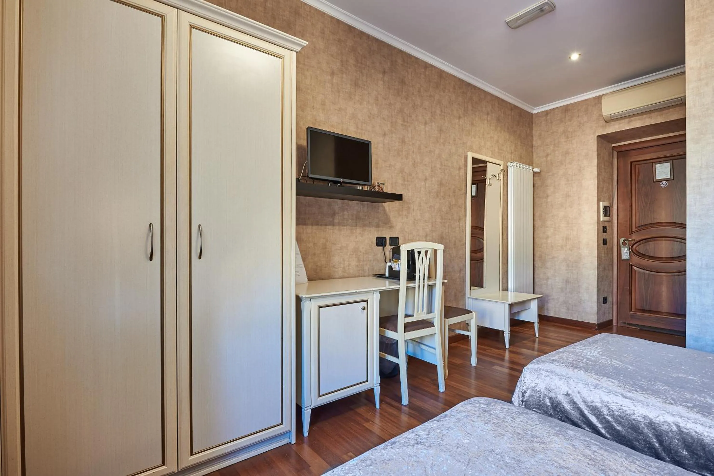 Photo of the whole room, Bed in Le Suite Downtown