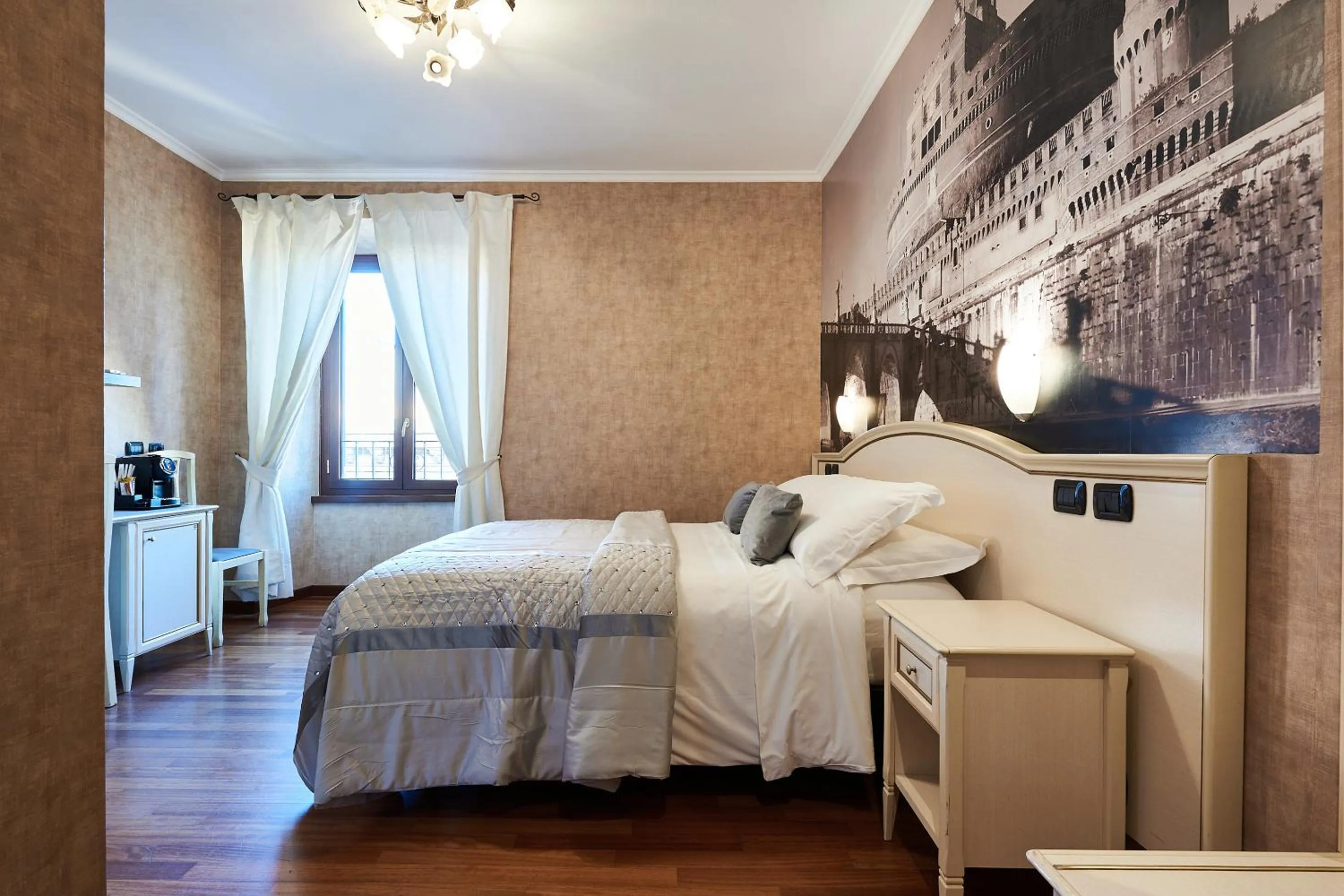 Photo of the whole room, Bed in Le Suite Downtown