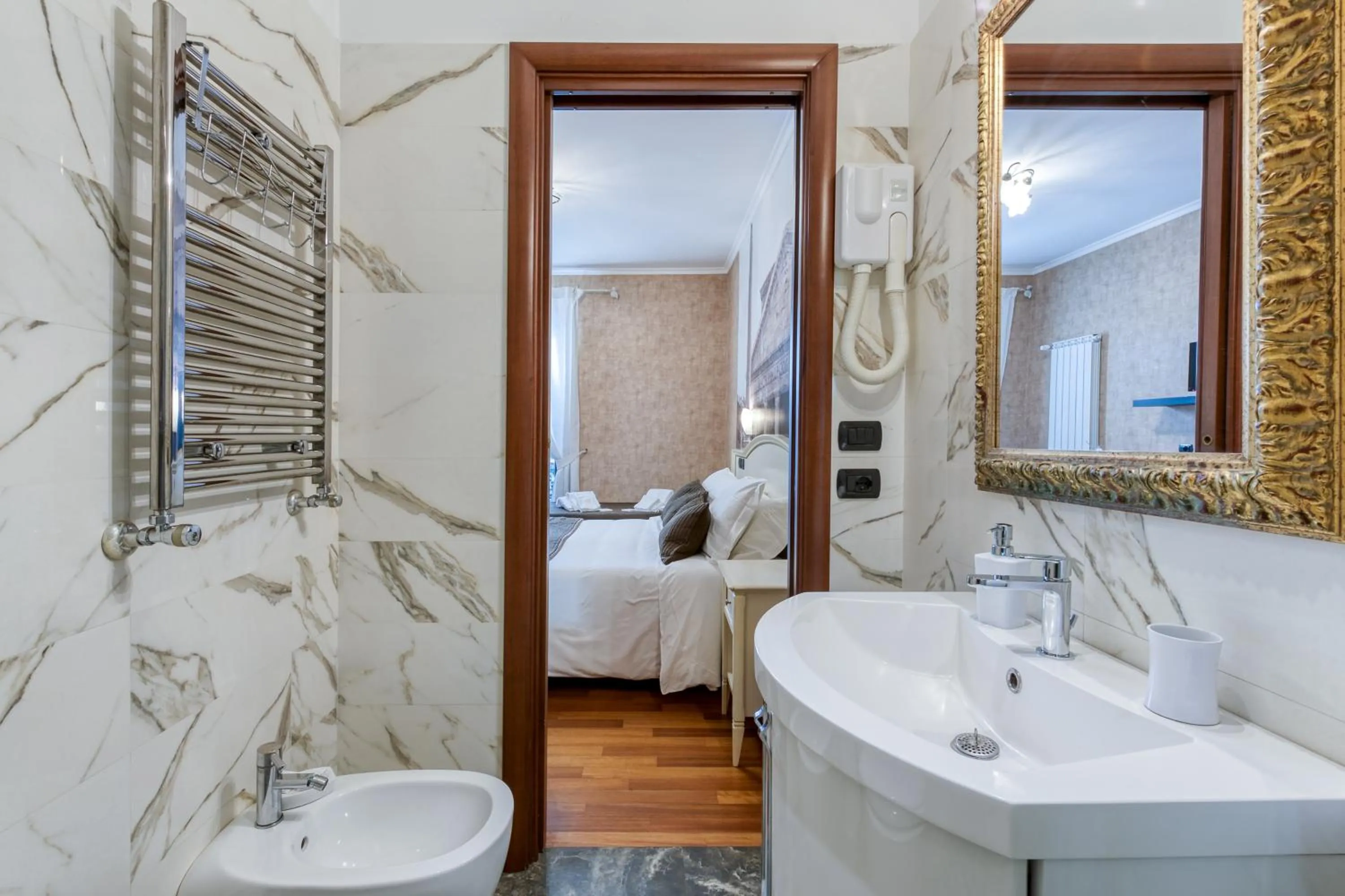 Bathroom, Bed in Le Suite Downtown