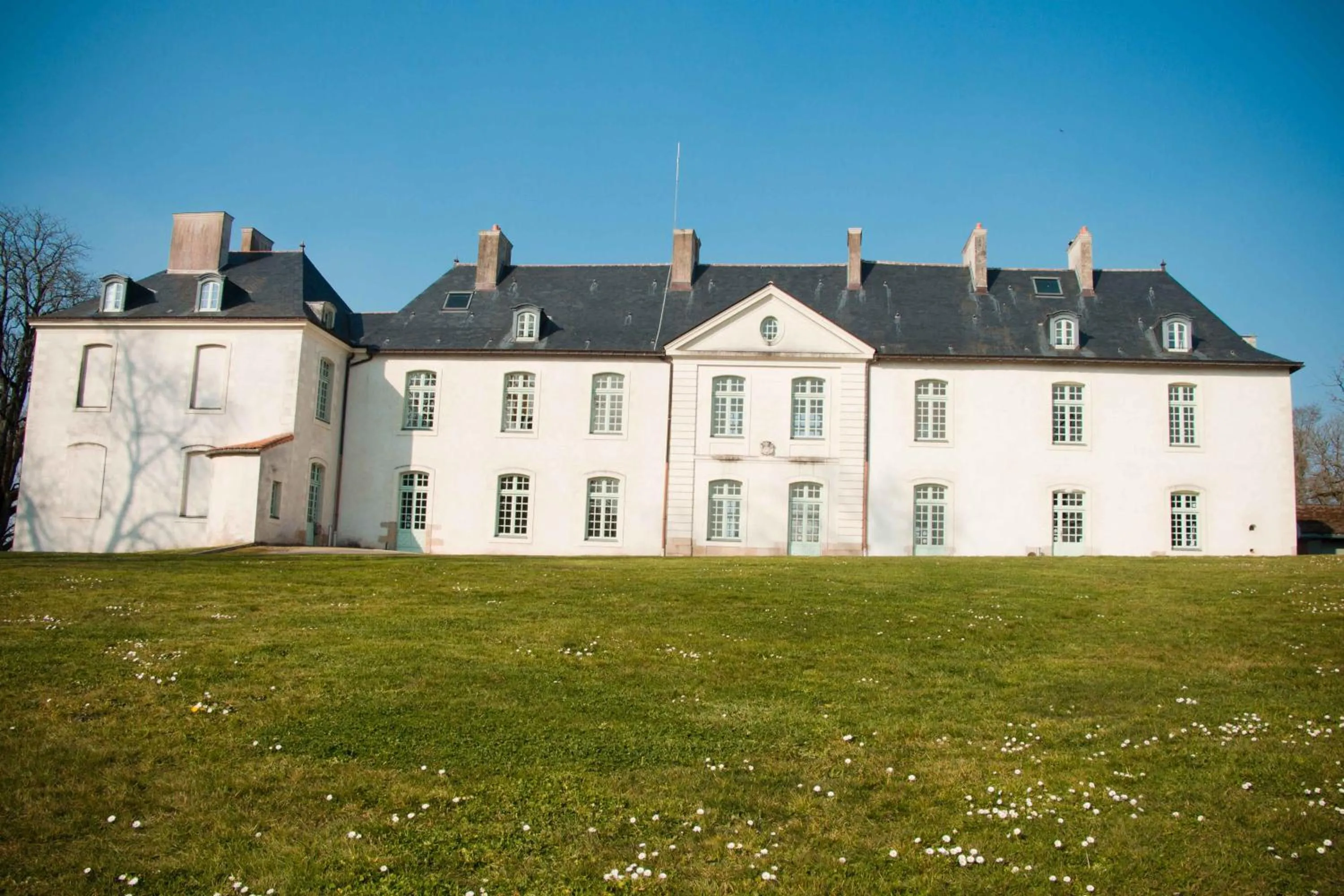 Property building in Surprenantes - Château du Pé