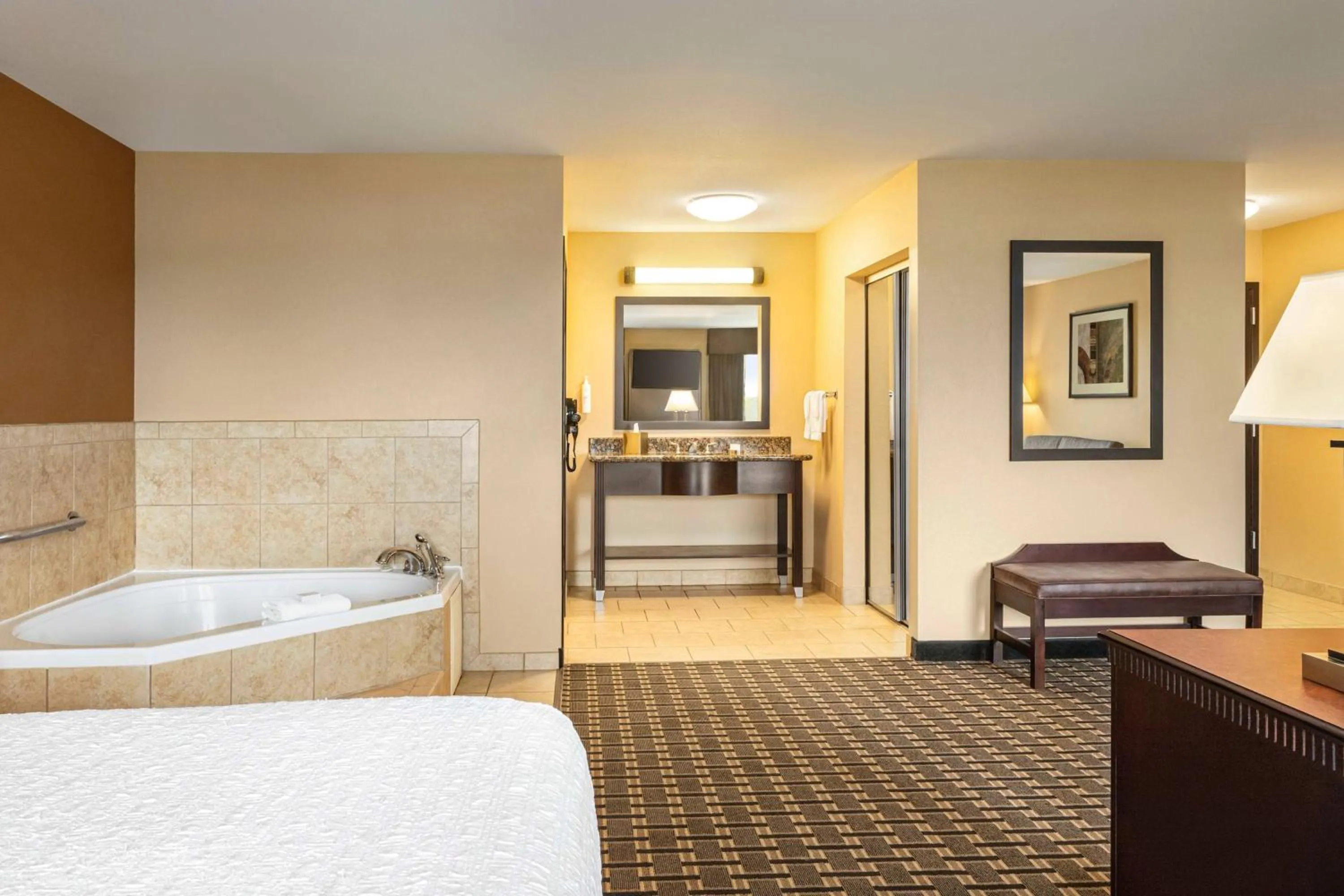 Bathroom, Bed in Hampton Inn & Suites Pine Bluff