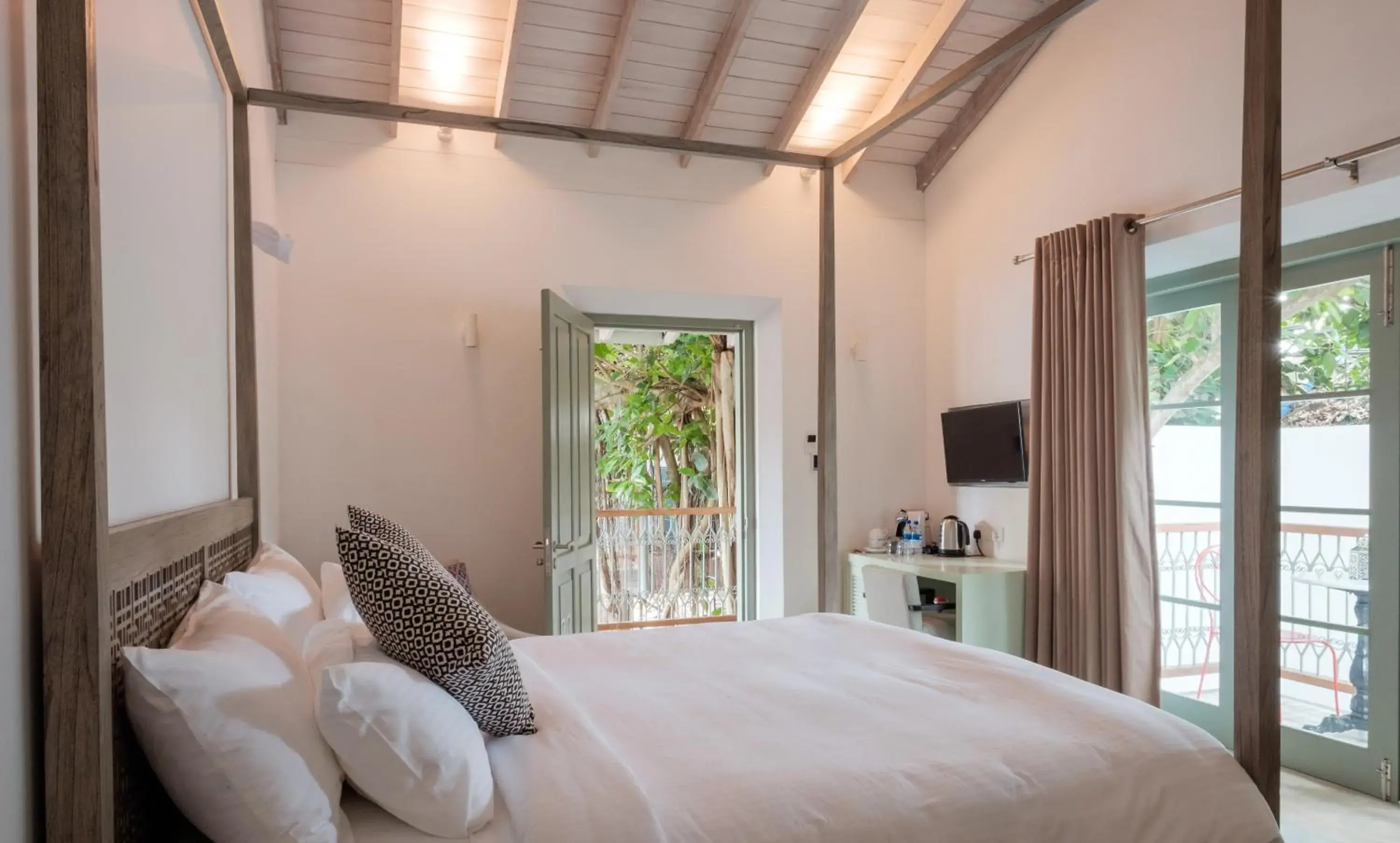 Double Banyan Bedroom in Fort Bazaar Double Banyan Bedroom in Fort Bazaar