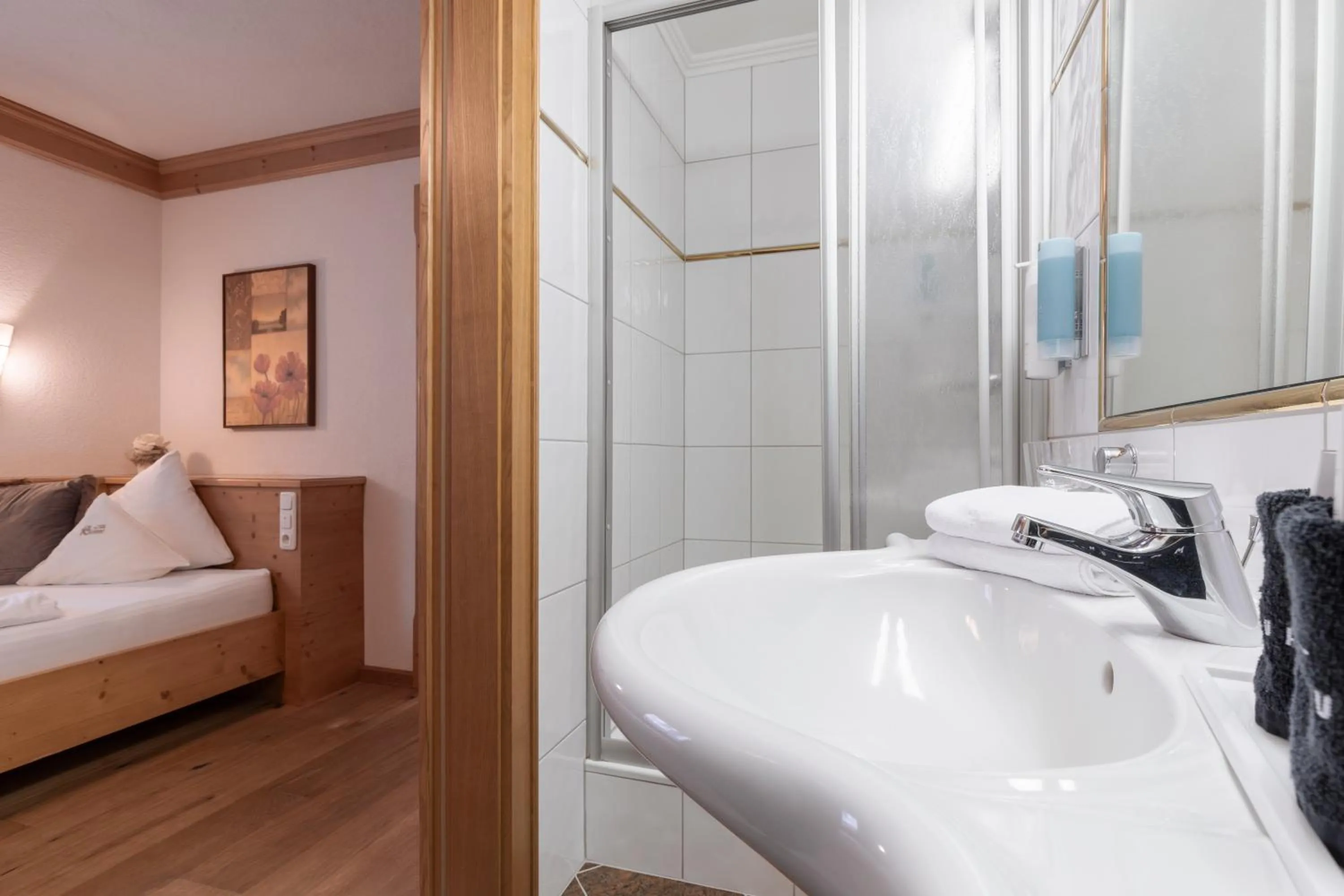 Photo of the whole room, Bed in Hotel Sonne Ischgl