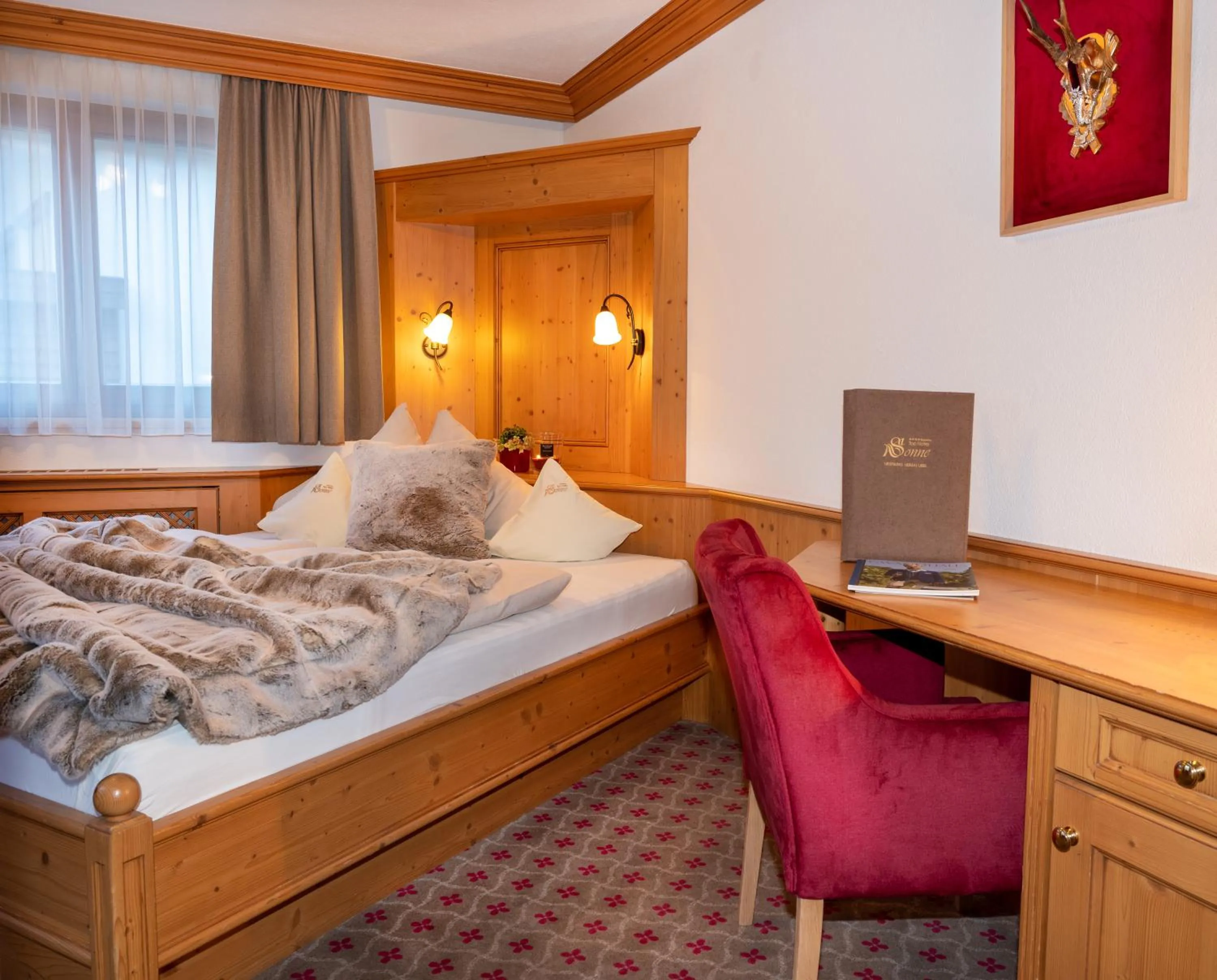 Photo of the whole room, Bed in Hotel Sonne Ischgl