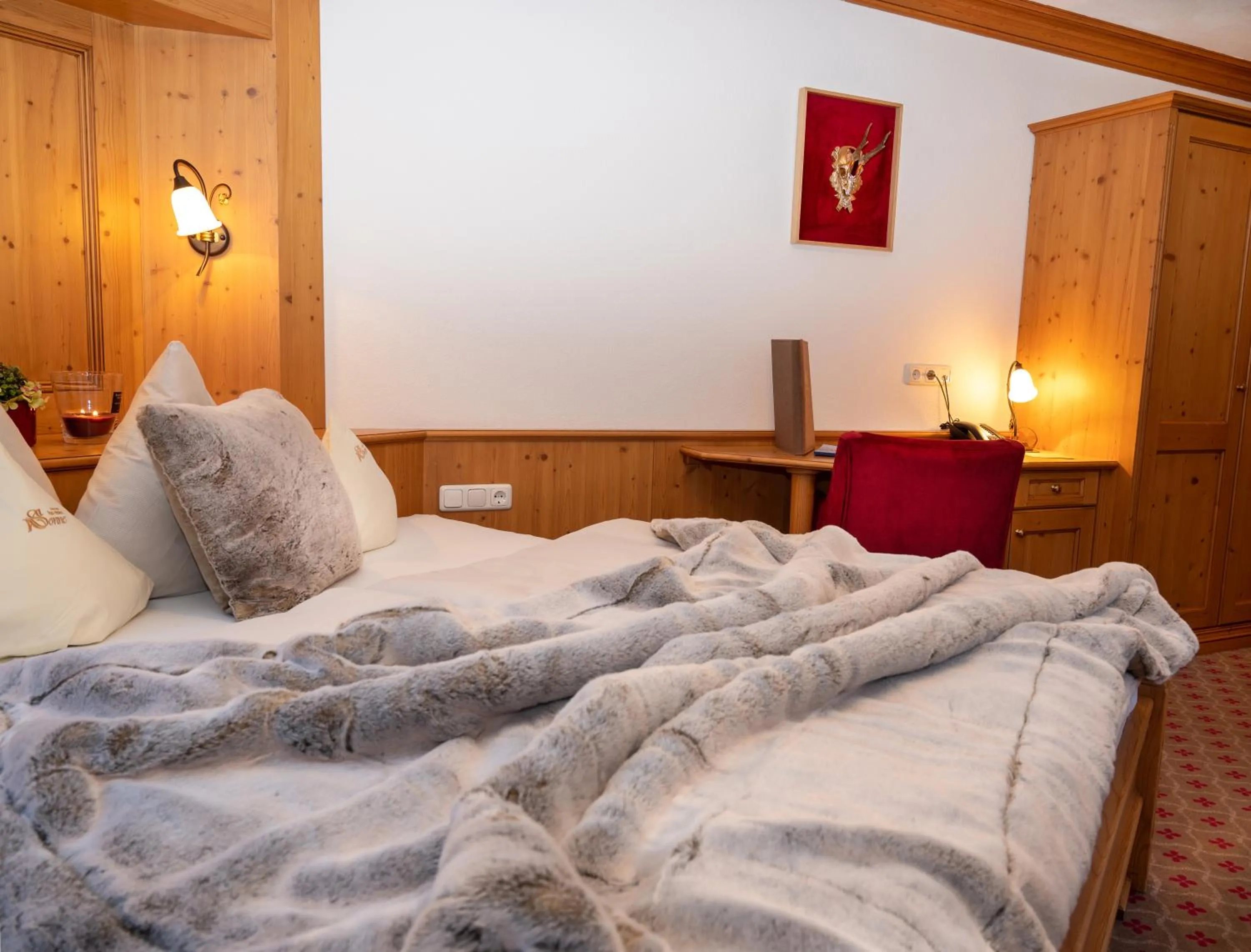 Photo of the whole room, Bed in Hotel Sonne Ischgl