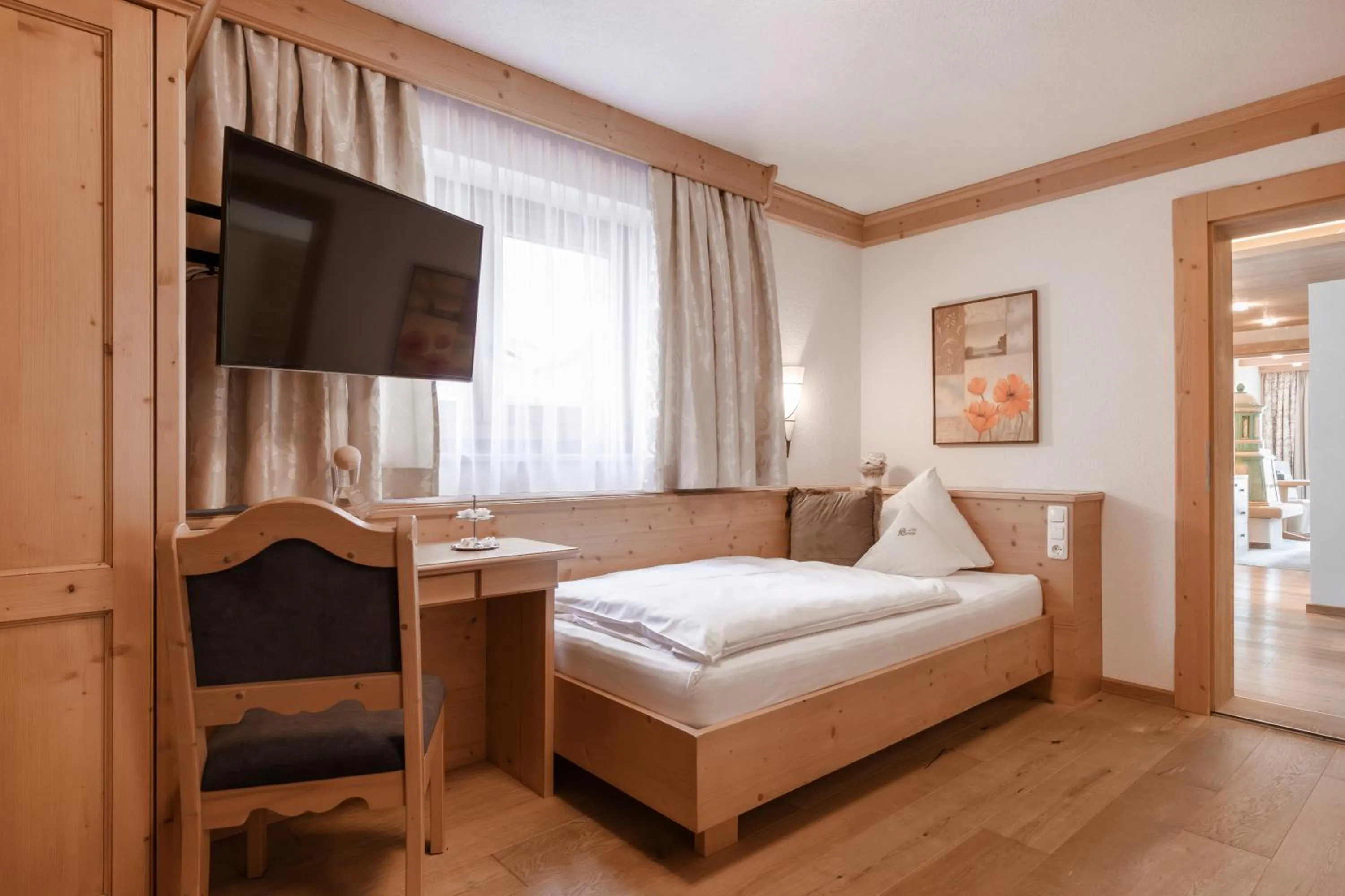 Photo of the whole room, Bed in Hotel Sonne Ischgl