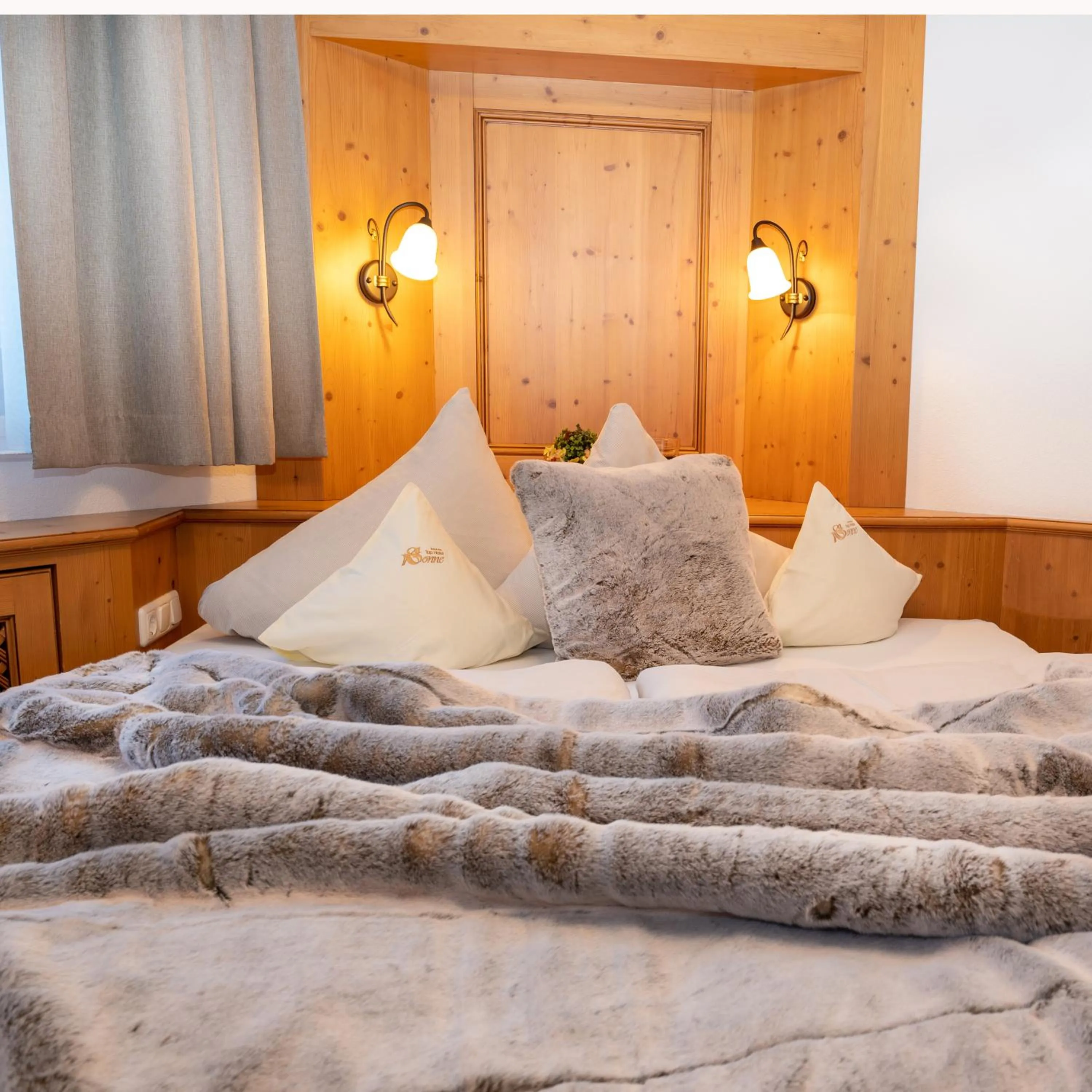 Bed in Hotel Sonne Ischgl