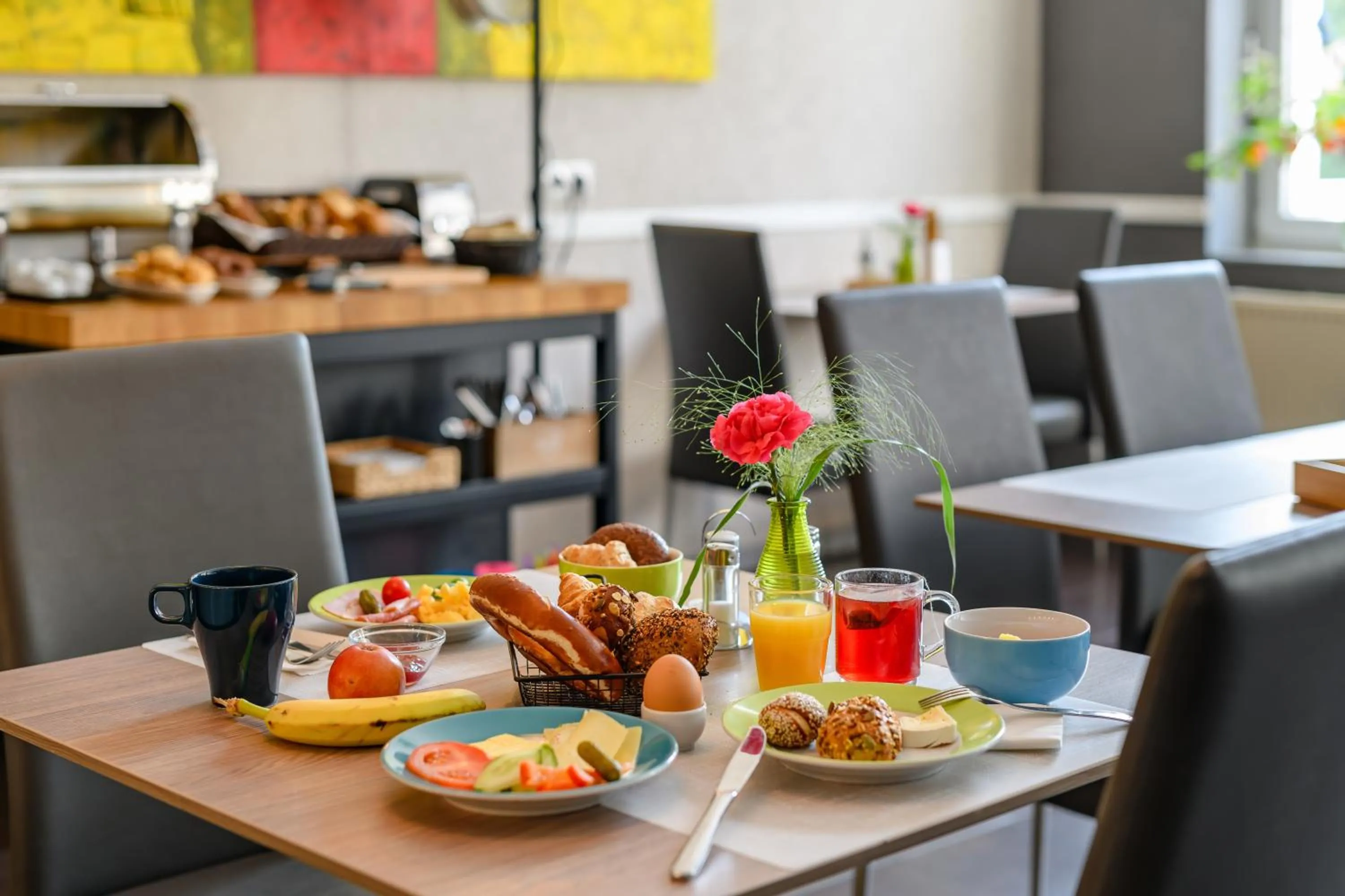 Restaurant/places to eat in SleepinRoomz Boutique Hotel