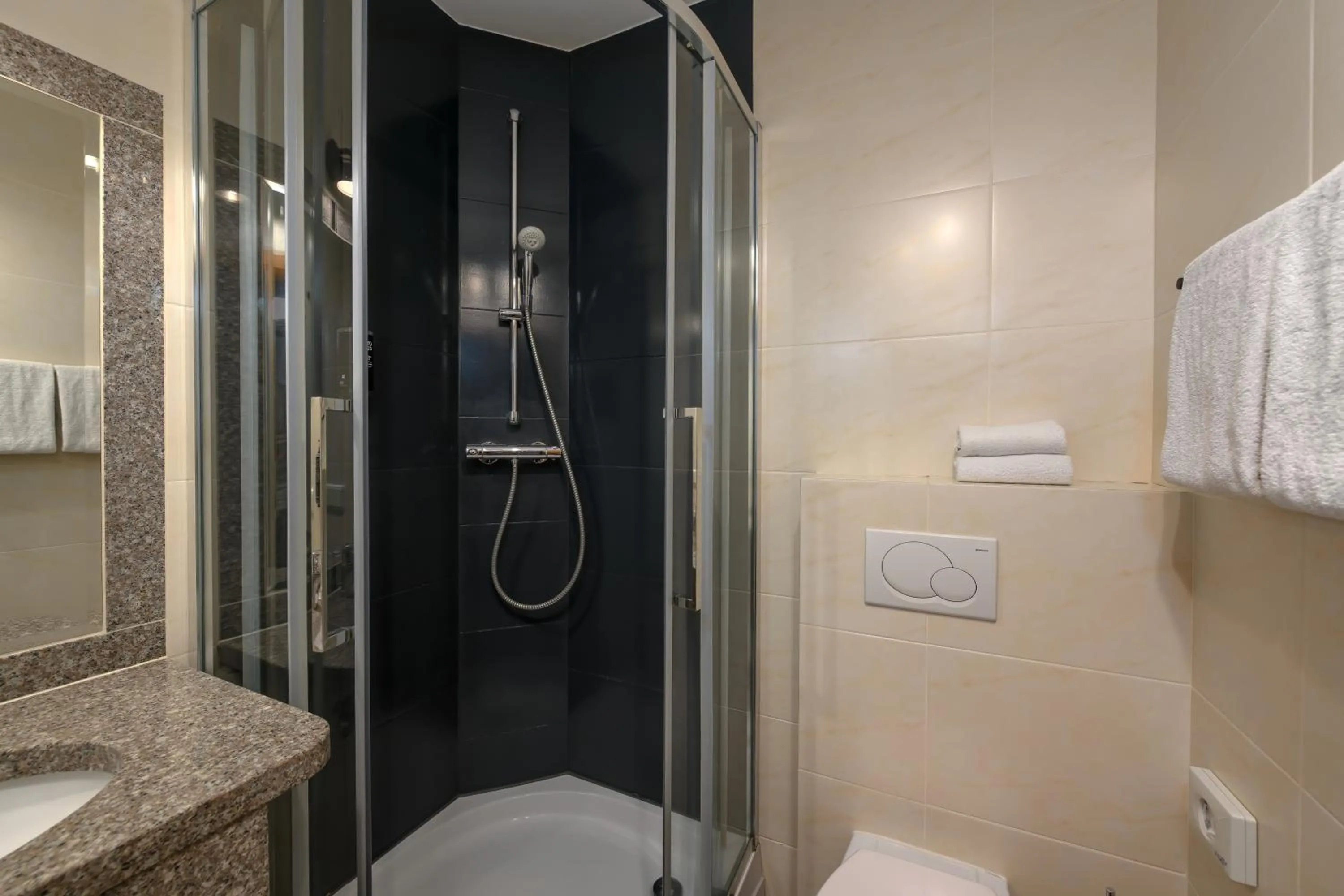 Shower in SleepinRoomz Boutique Hotel