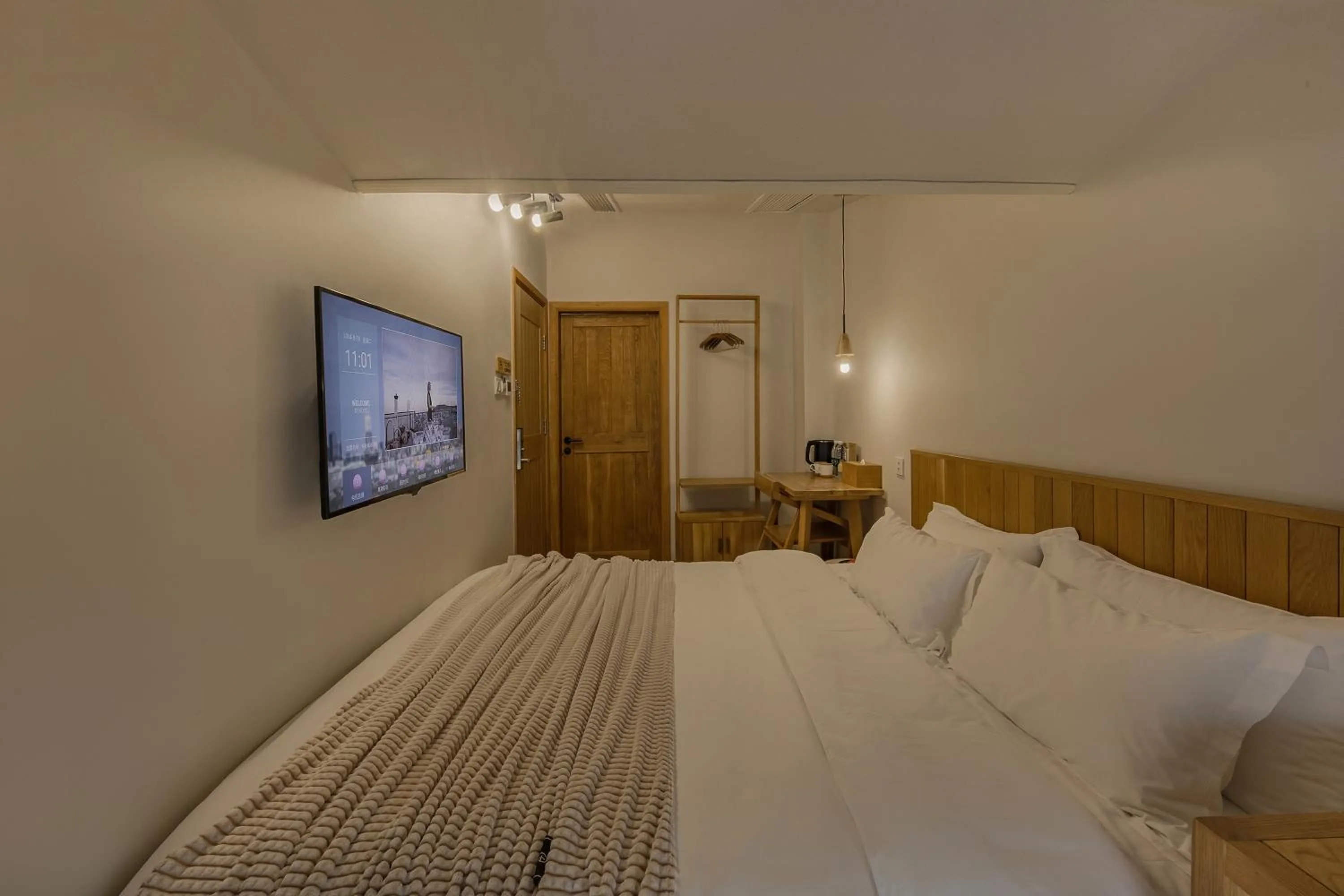 Photo of the whole room, Bed in T innn - West Lake - Yueshang Yunshe Homestay - Hangzhou Taiziwan Park Branch