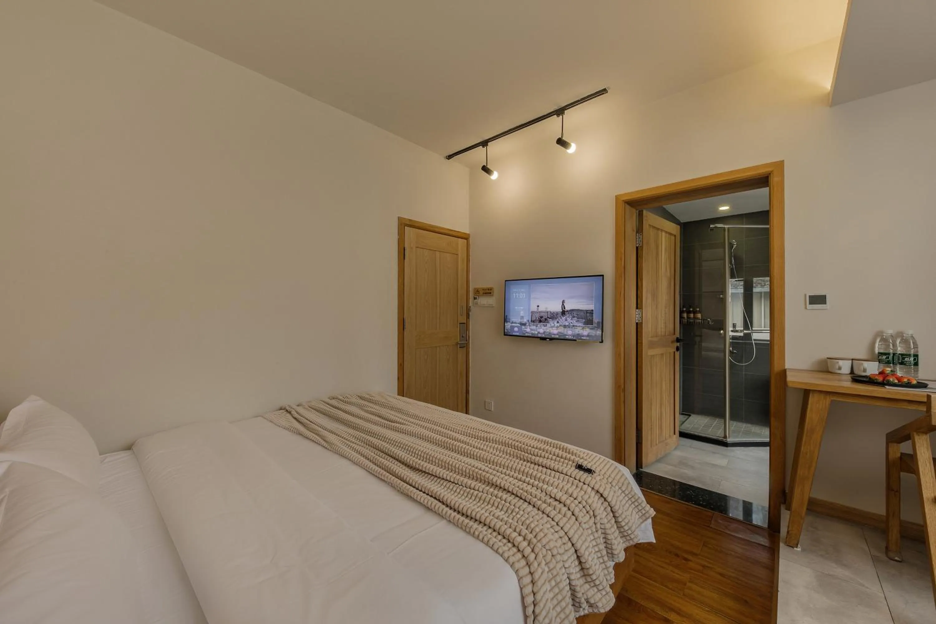 Photo of the whole room, Bed in T innn - West Lake - Yueshang Yunshe Homestay - Hangzhou Taiziwan Park Branch