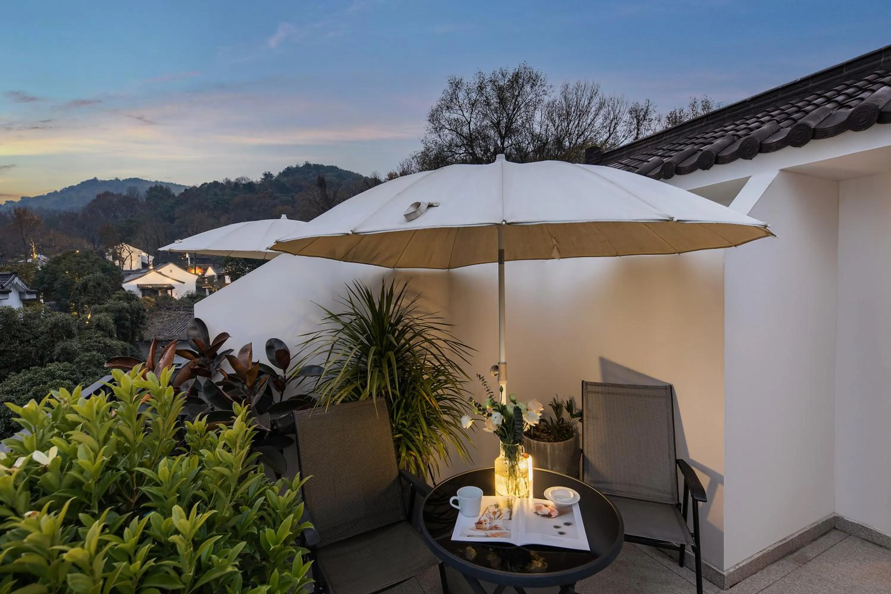 View (from property/room) in T innn - West Lake - Yueshang Yunshe Homestay - Hangzhou Taiziwan Park Branch