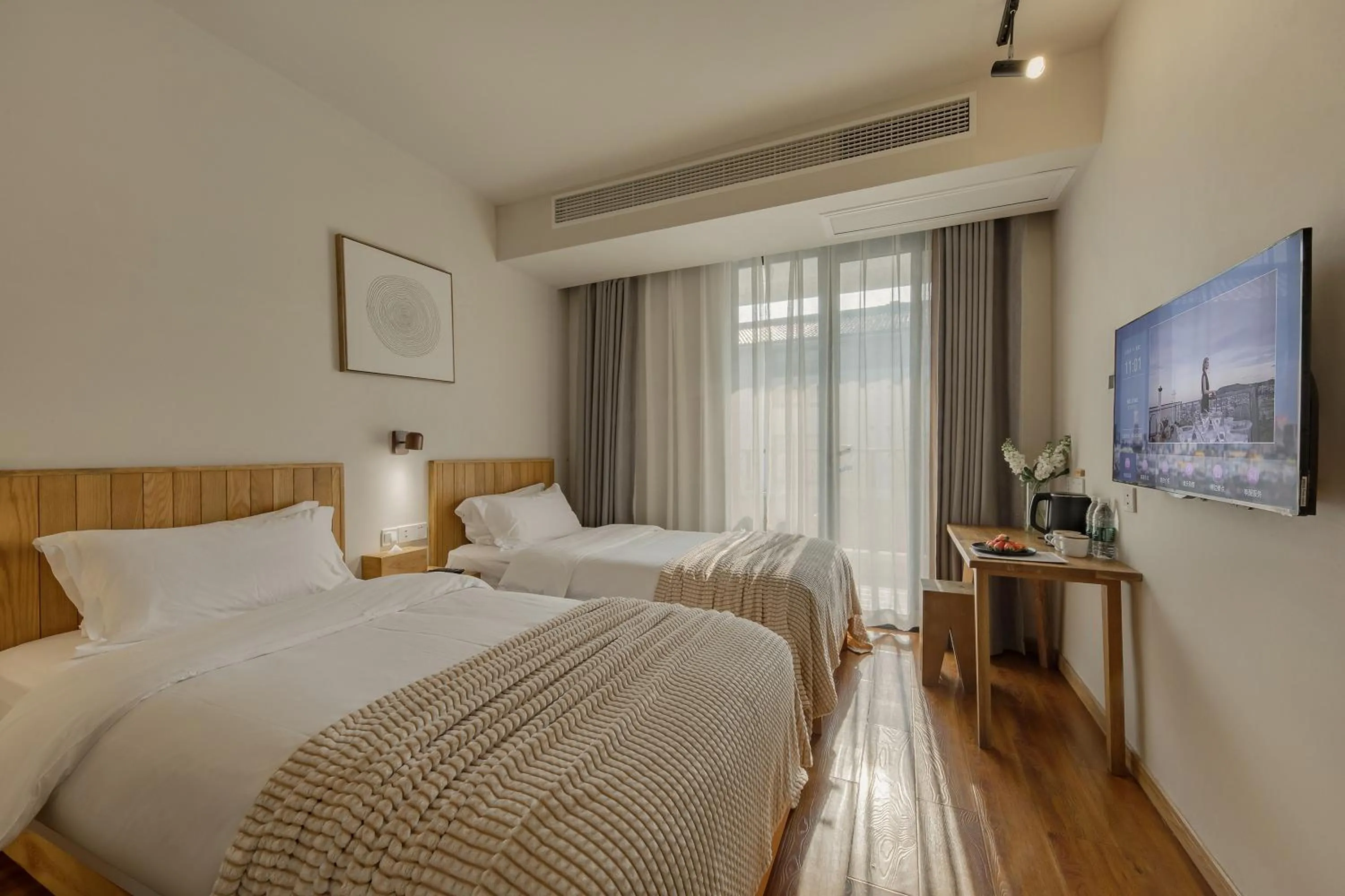 Photo of the whole room, Bed in T innn - West Lake - Yueshang Yunshe Homestay - Hangzhou Taiziwan Park Branch