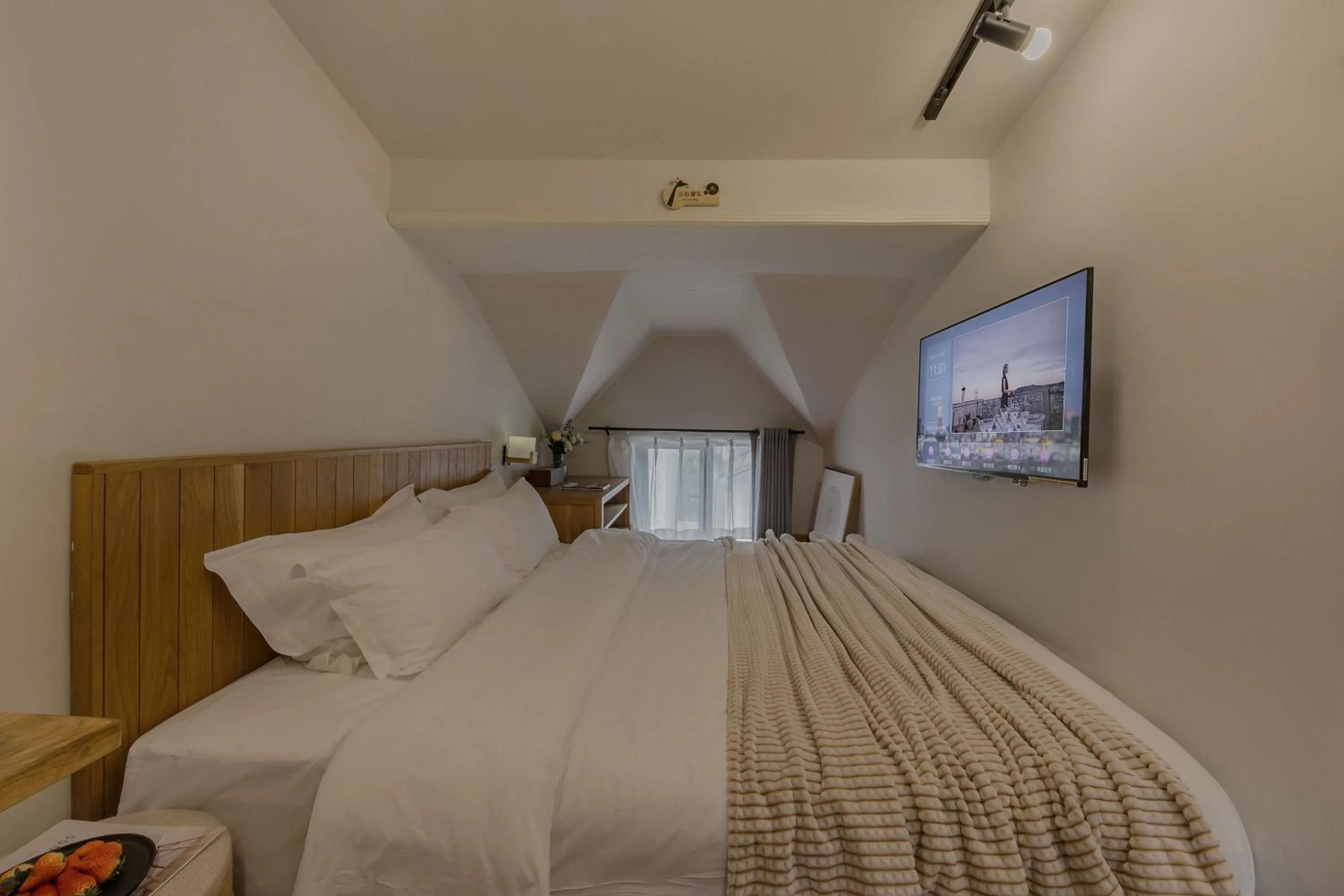 Photo of the whole room, Bed in T innn - West Lake - Yueshang Yunshe Homestay - Hangzhou Taiziwan Park Branch