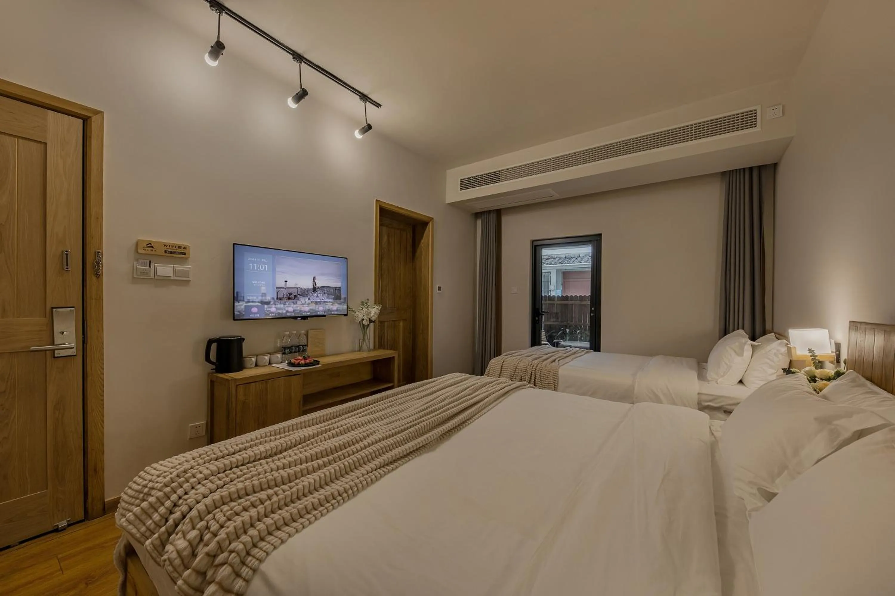 Photo of the whole room, Bed in T innn - West Lake - Yueshang Yunshe Homestay - Hangzhou Taiziwan Park Branch