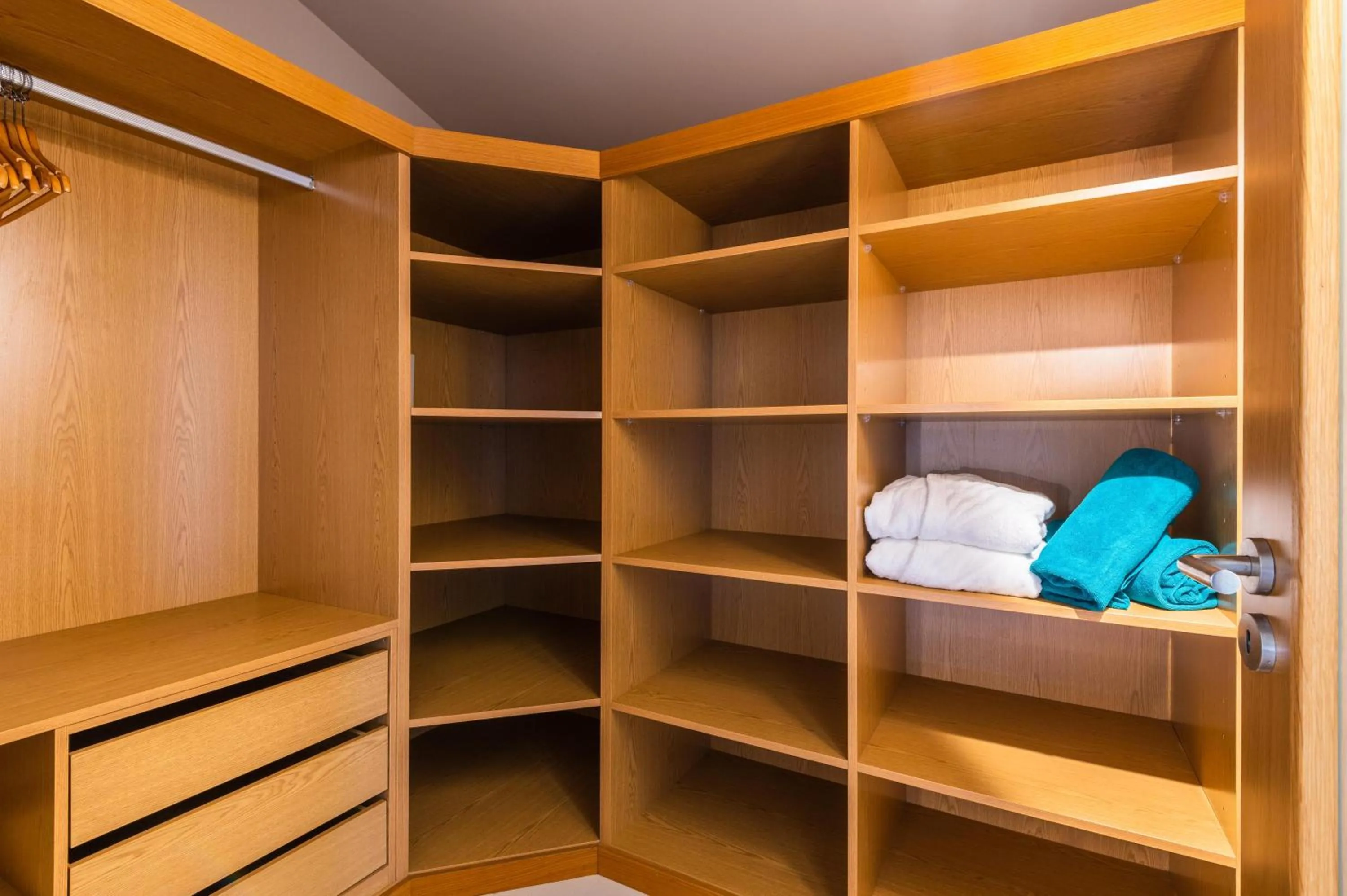 wardrobe in Vale da Lapa Village Resort