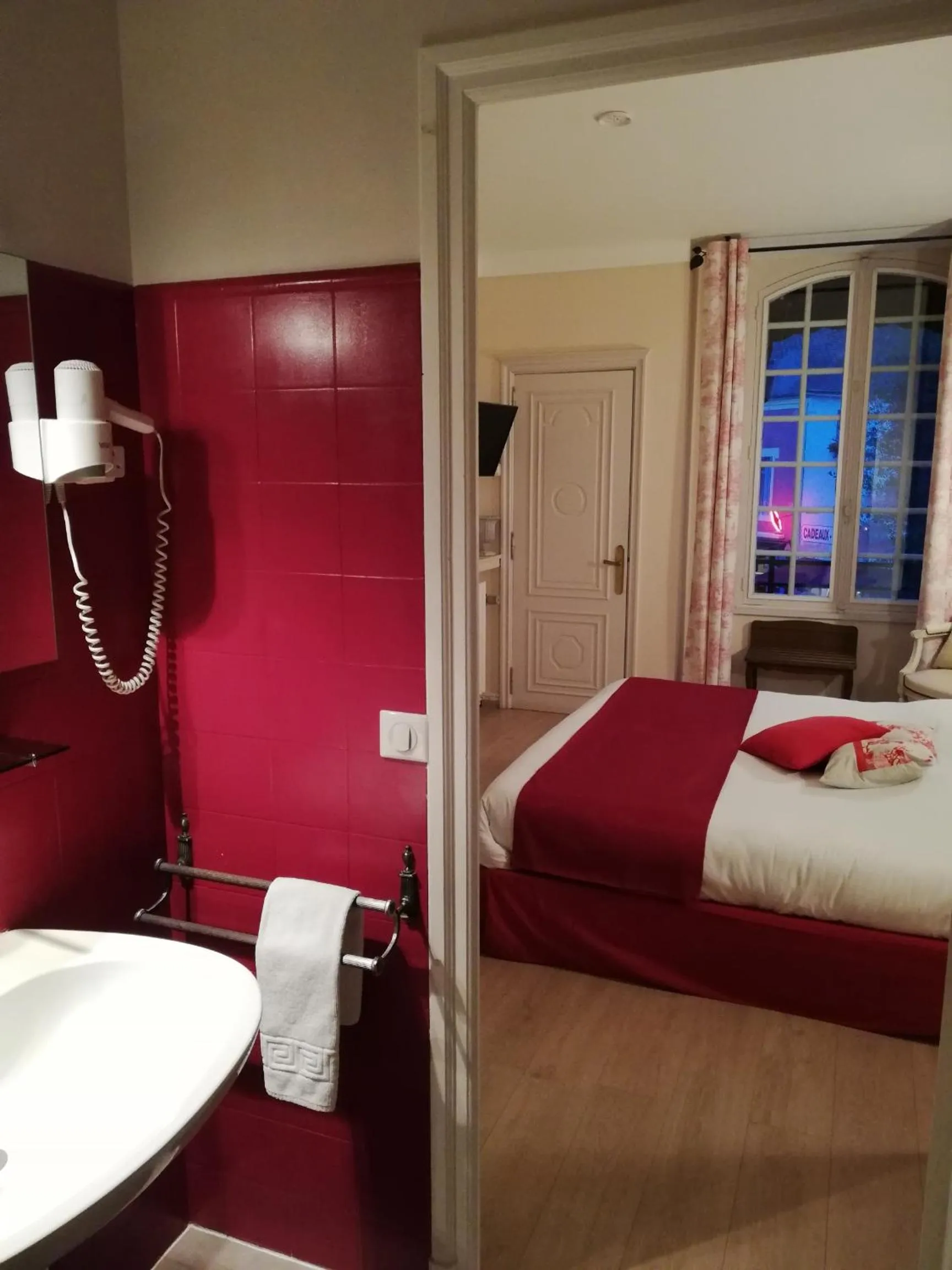 Bed in Hôtel Les Deux Magots