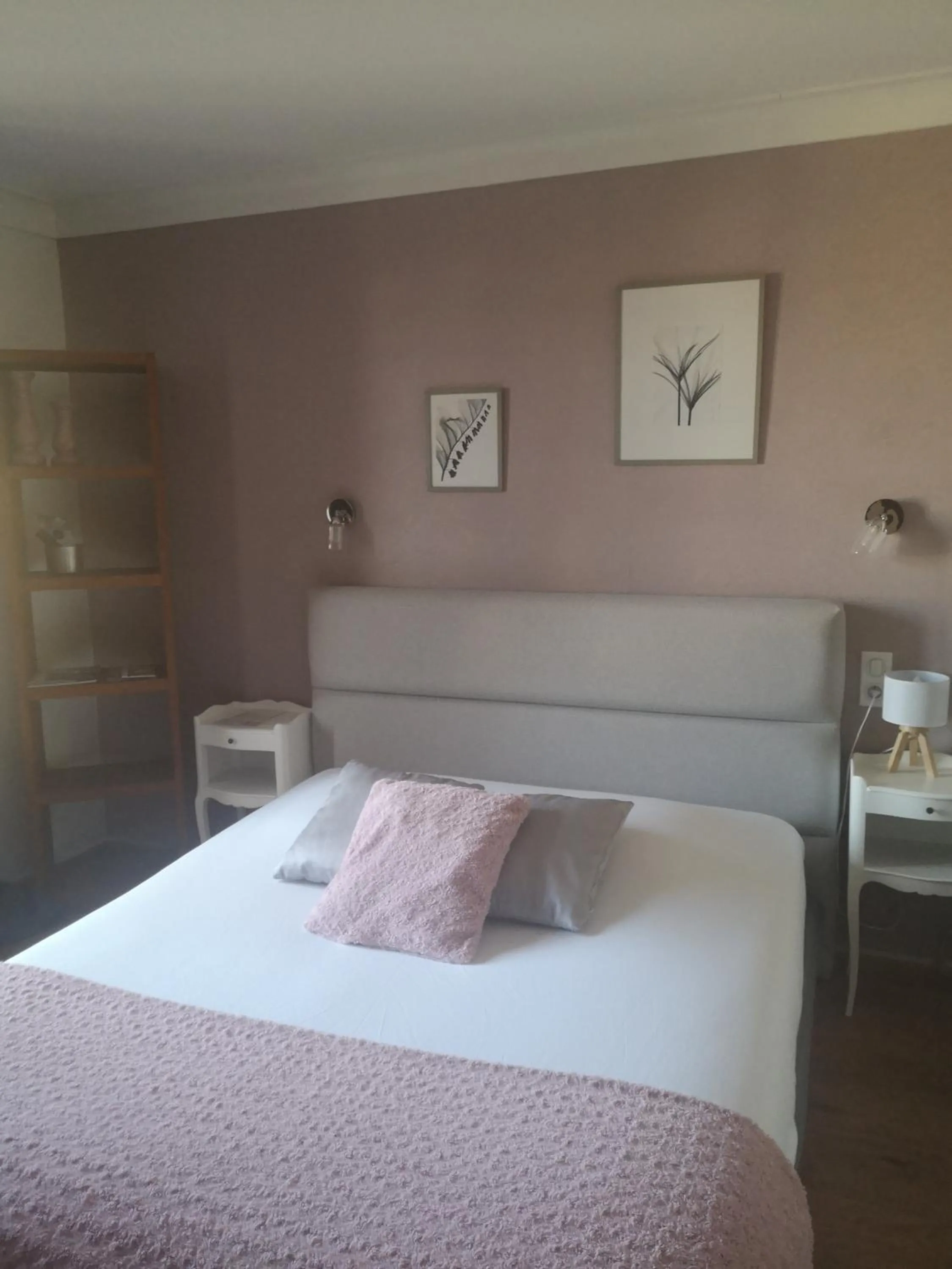 Bed in Hôtel Les Deux Magots