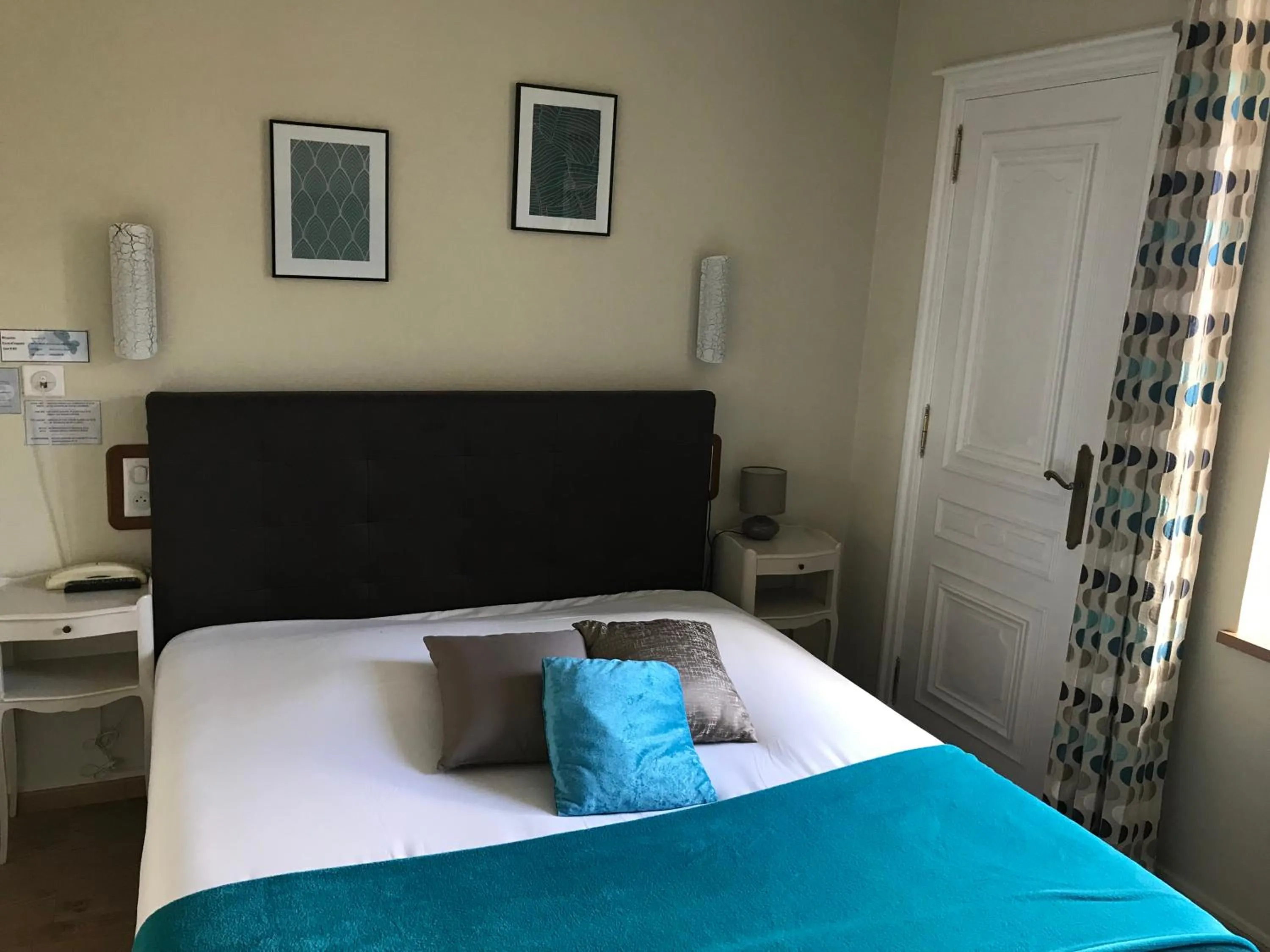 Bed in Hôtel Les Deux Magots