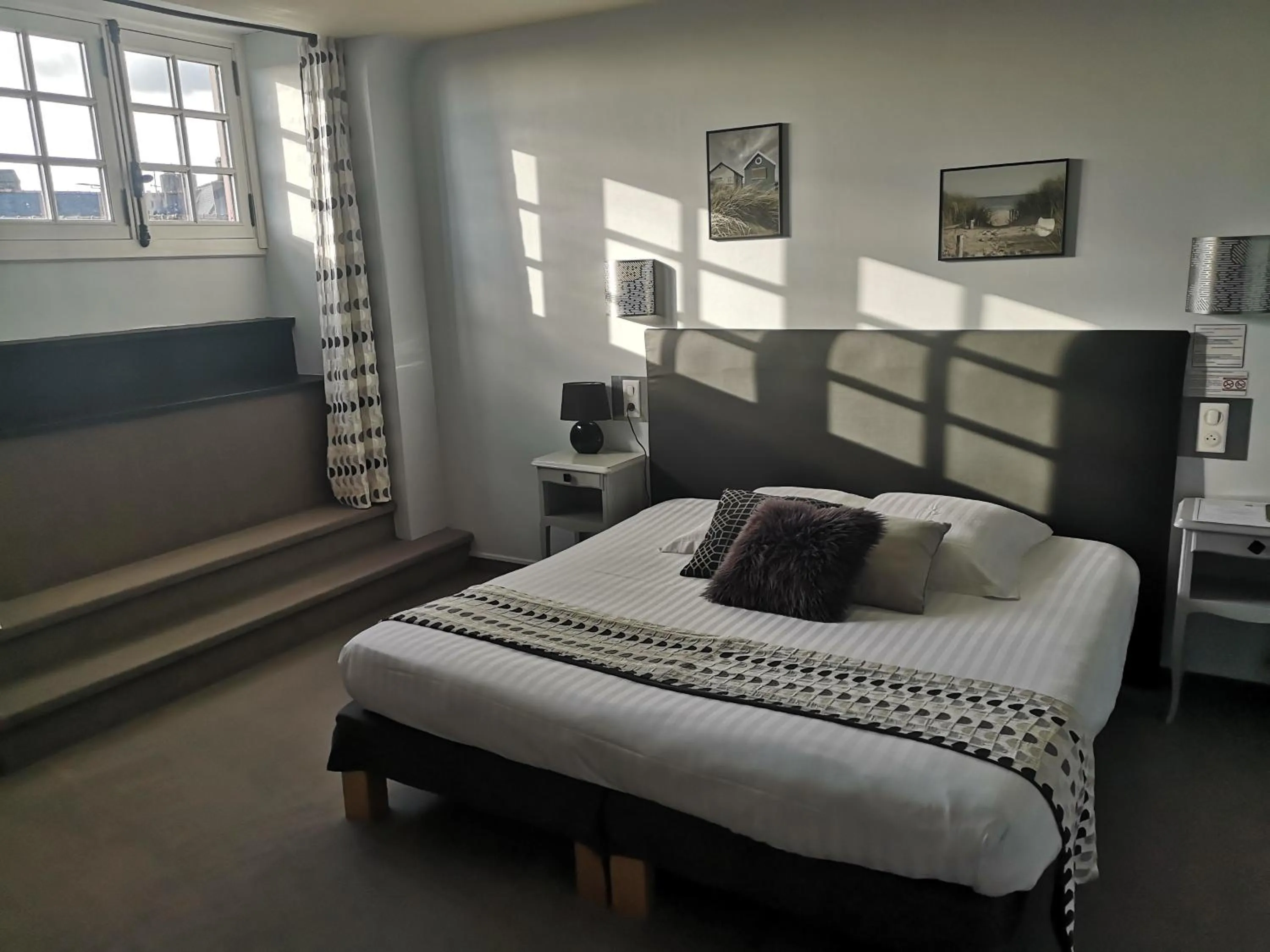 Photo of the whole room, Bed in Hôtel Les Deux Magots