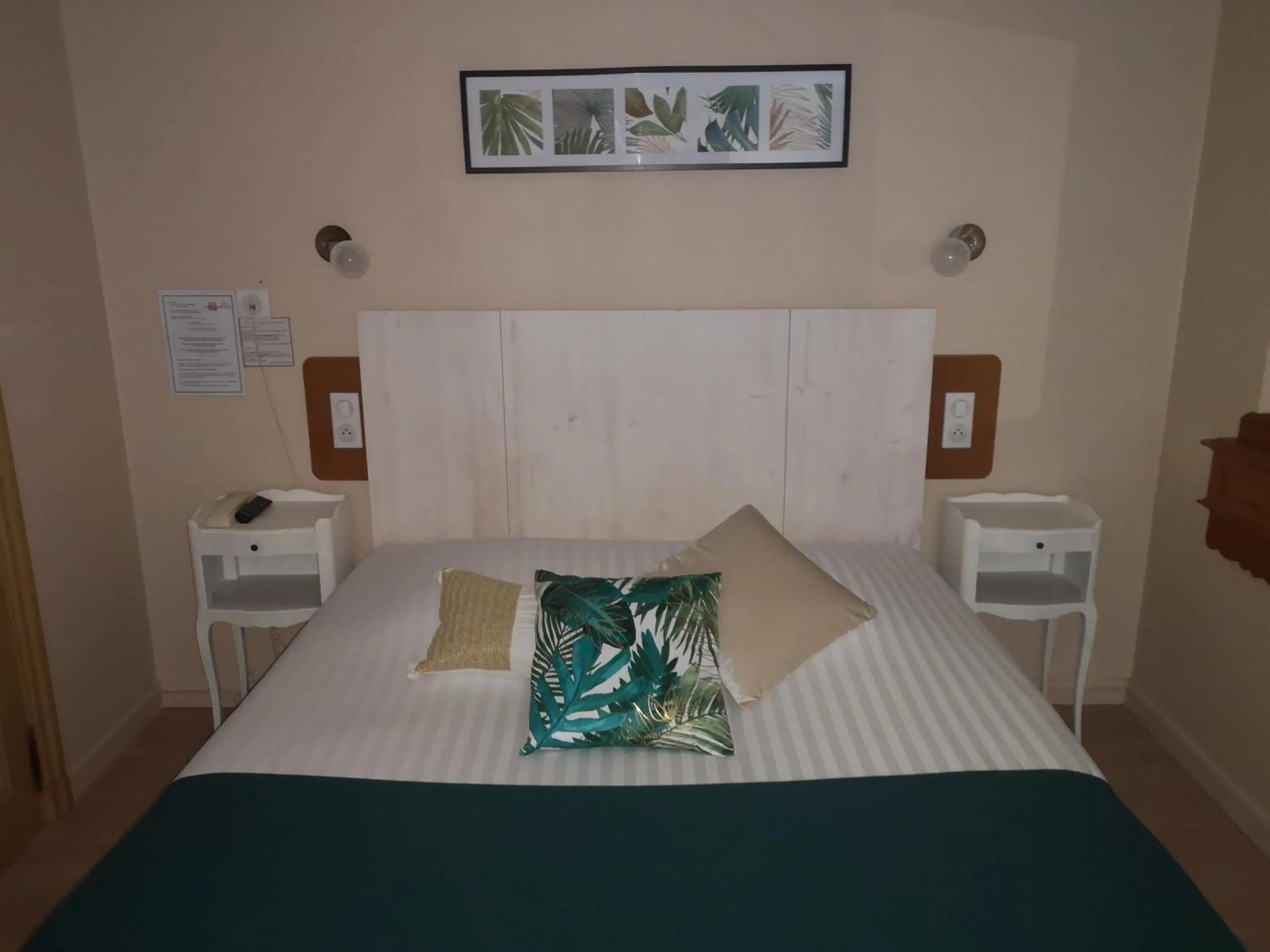 Bed in Hôtel Les Deux Magots