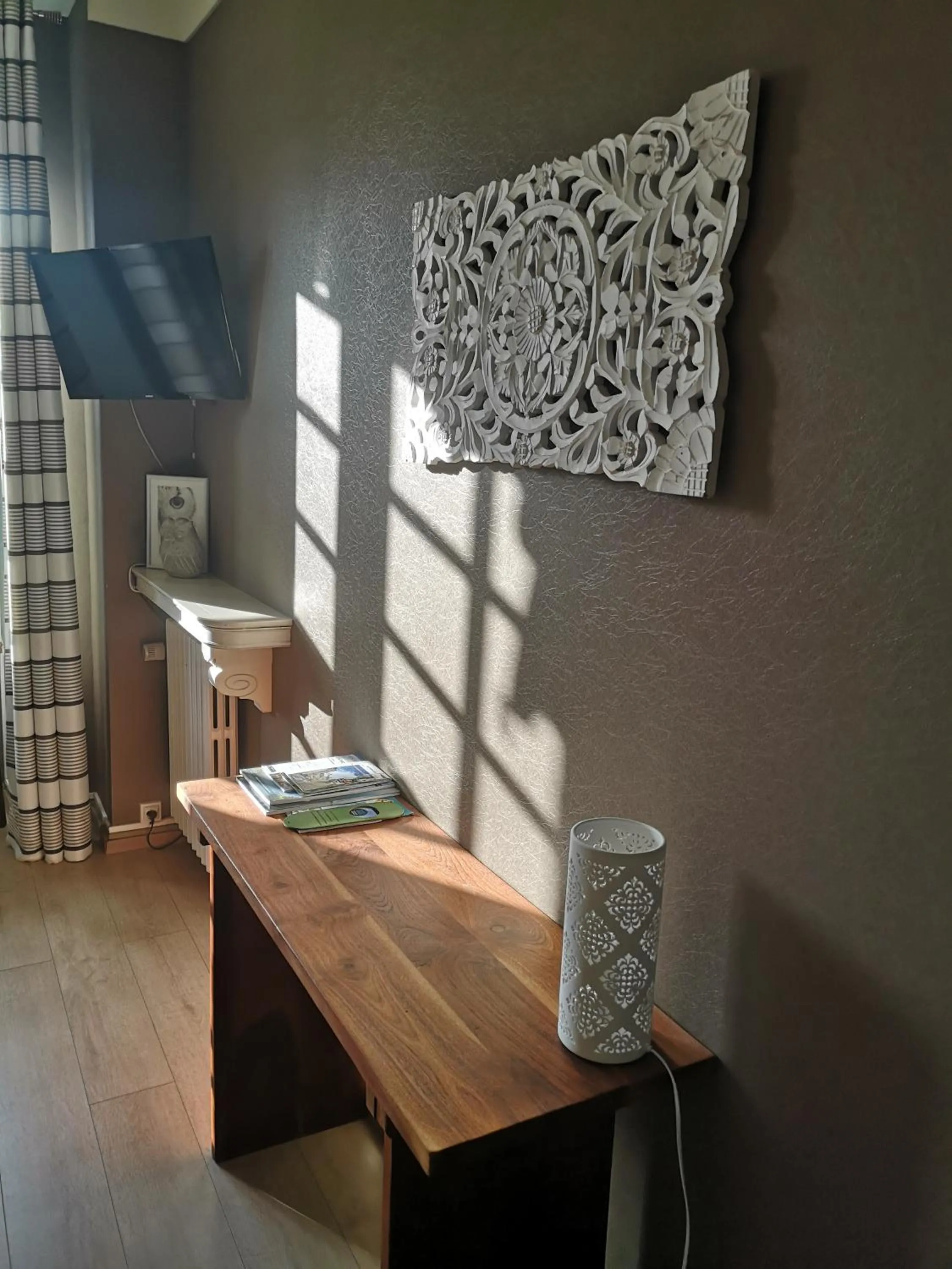 TV and multimedia in Hôtel Les Deux Magots