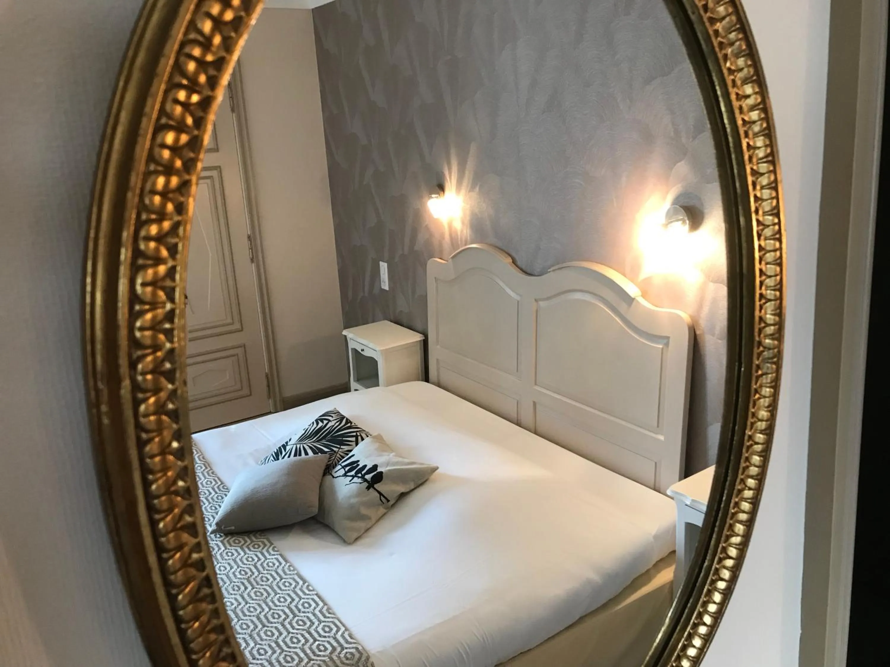 Bed in Hôtel Les Deux Magots