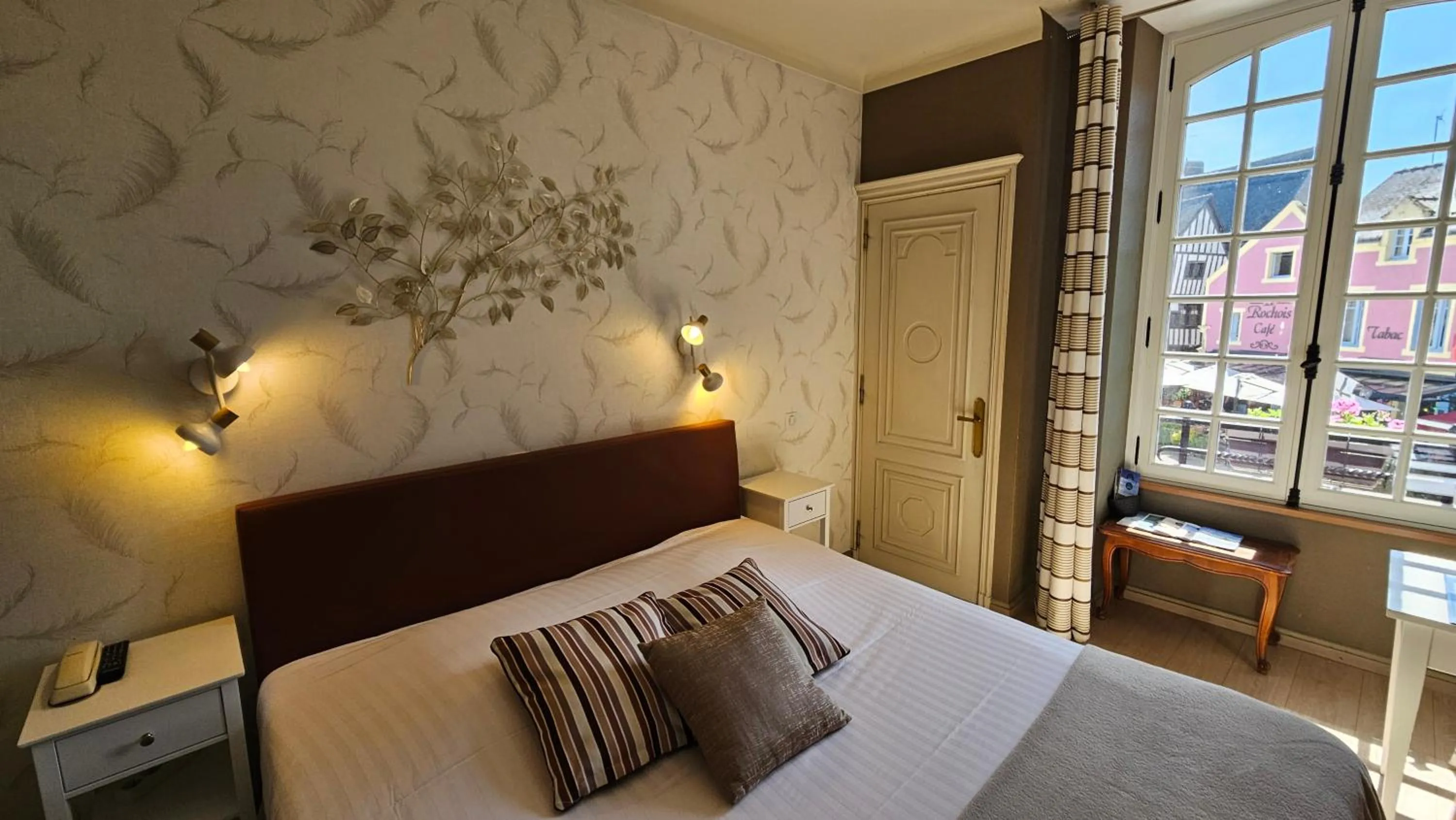 Bed in Hôtel Les Deux Magots